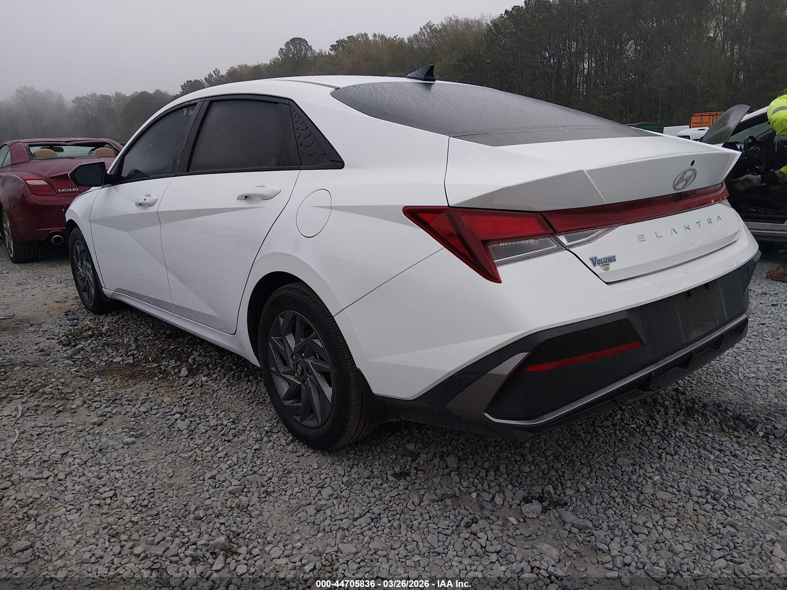 HYUNDAI ELANTRA image 3