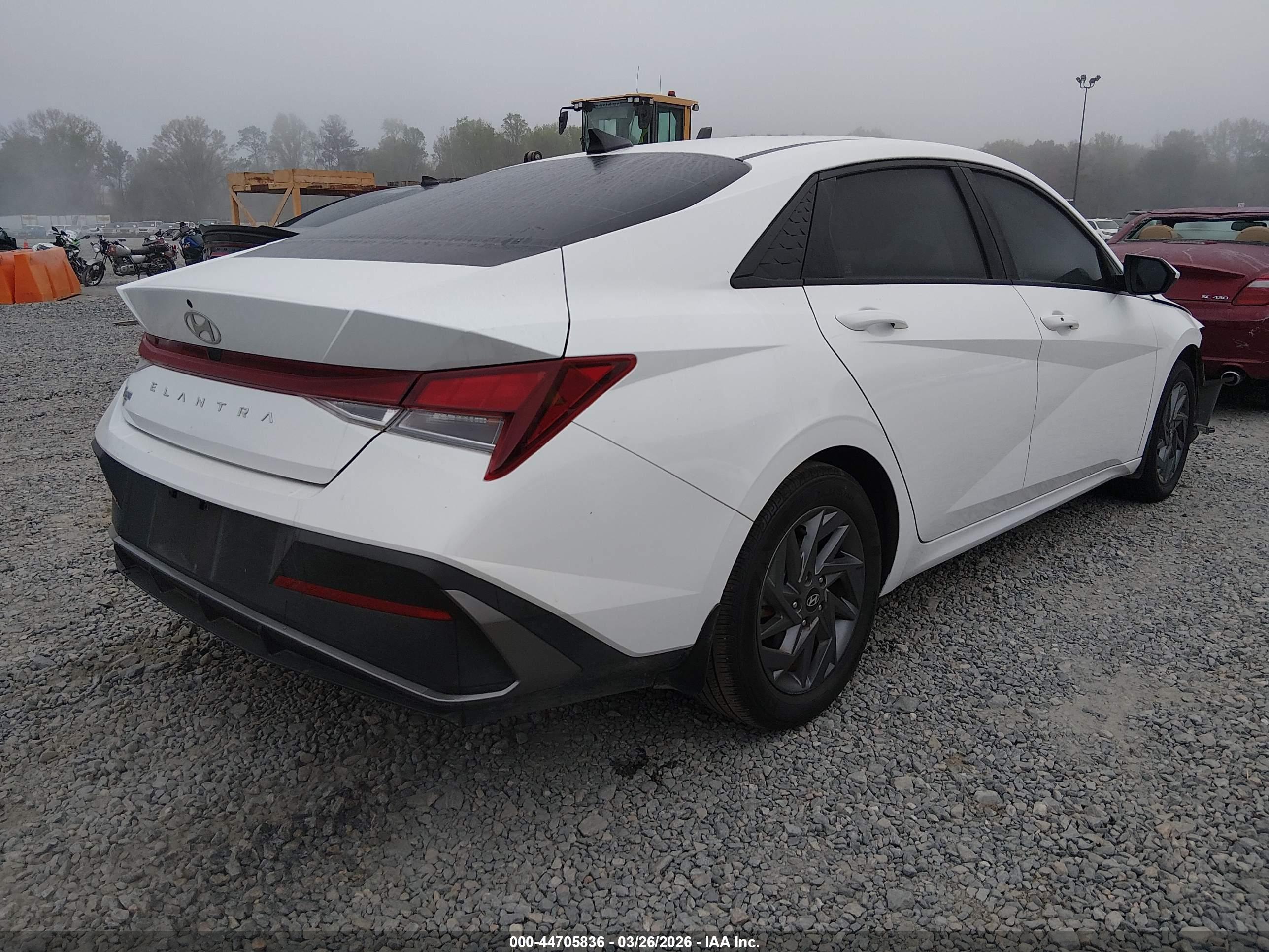 HYUNDAI ELANTRA image 4