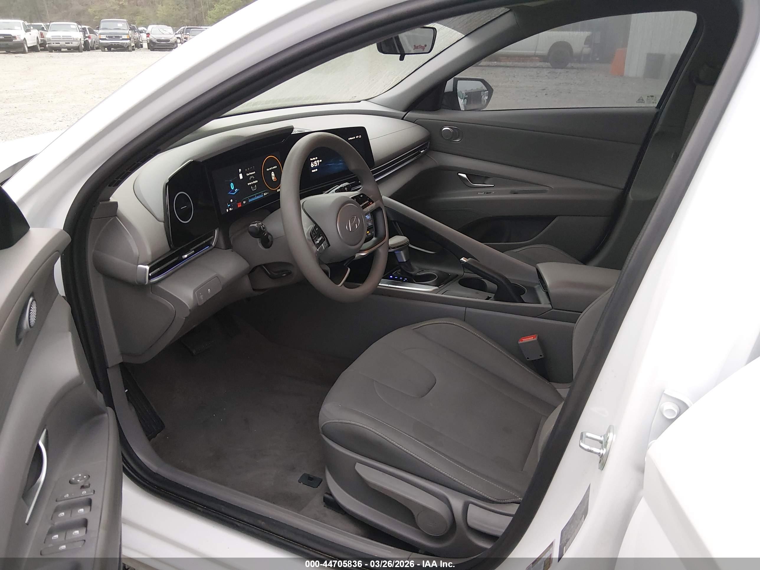 HYUNDAI ELANTRA image 5