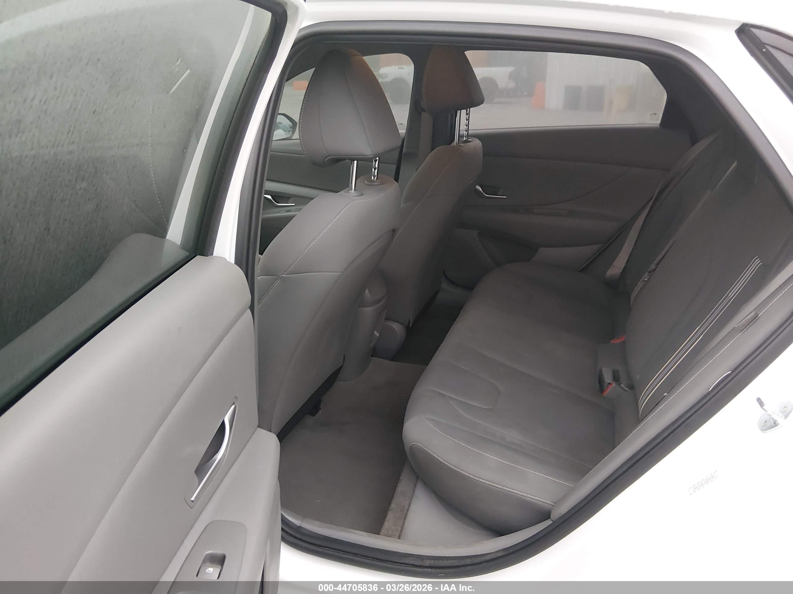 HYUNDAI ELANTRA image 8