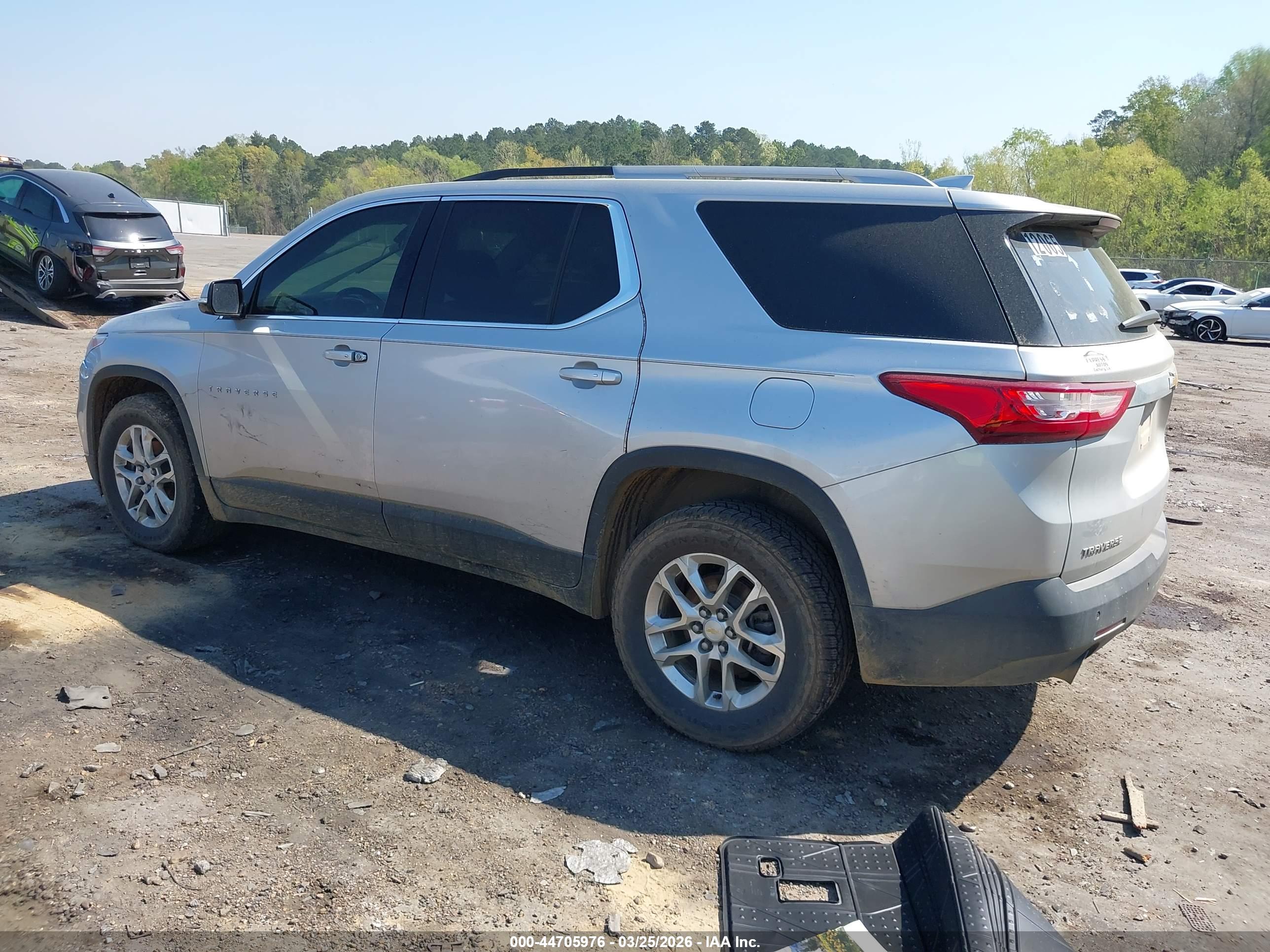 CHEVROLET TRAVERSE image 3