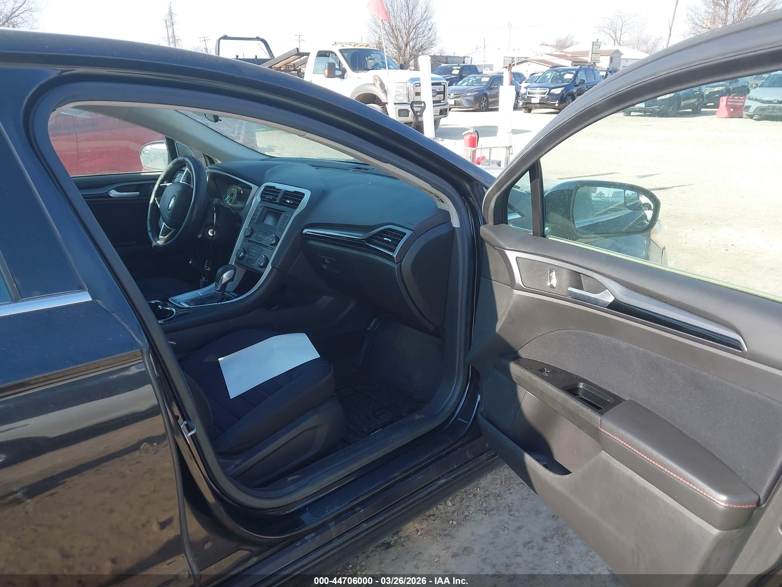 FORD FUSION image 5