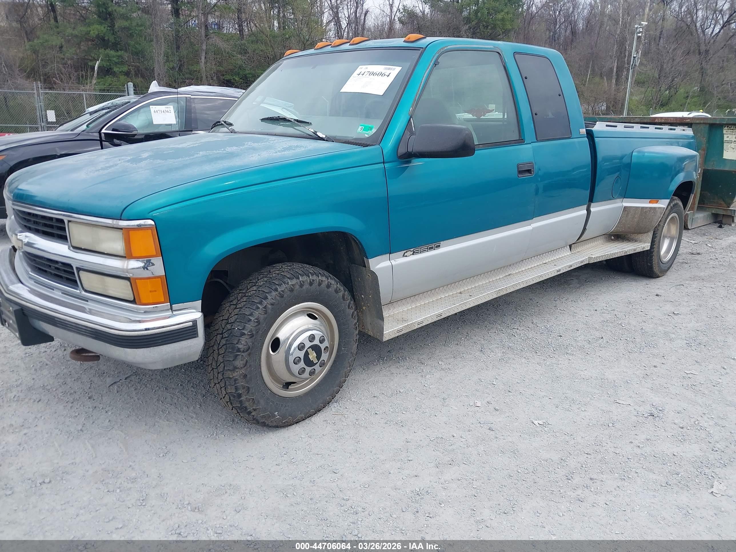 CHEVROLET GMT-400 image 2