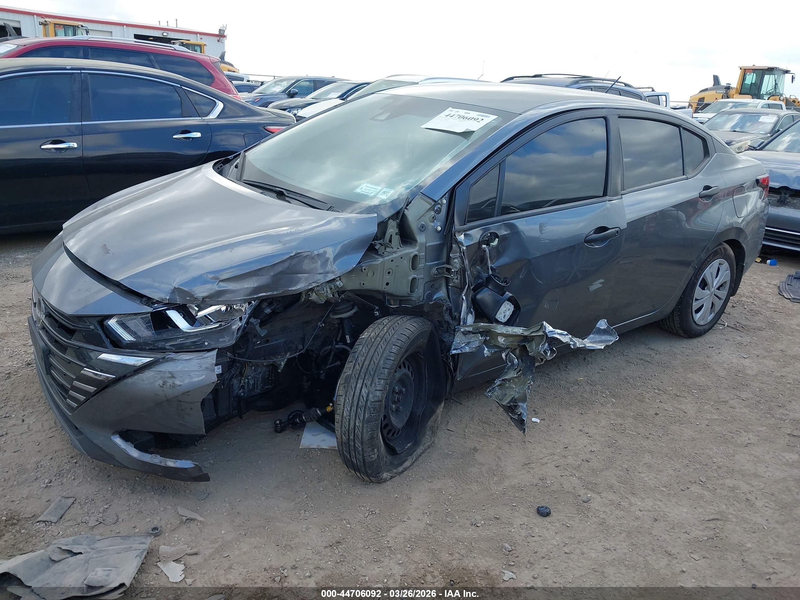 NISSAN VERSA image 2