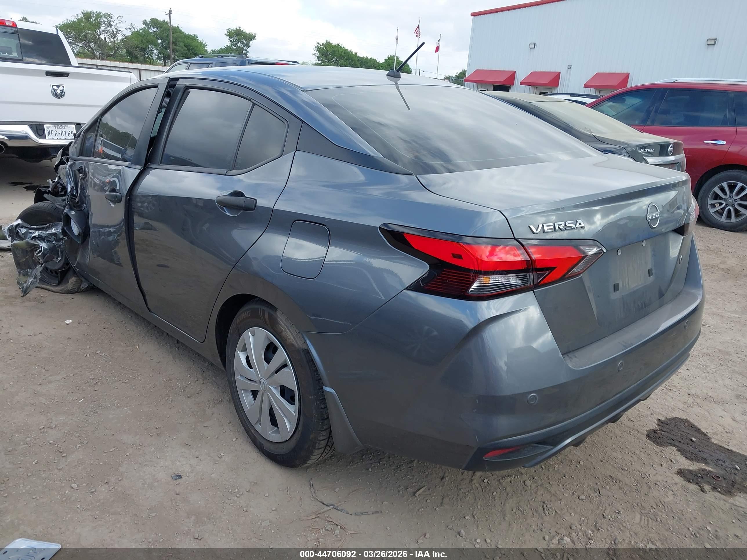 NISSAN VERSA image 3