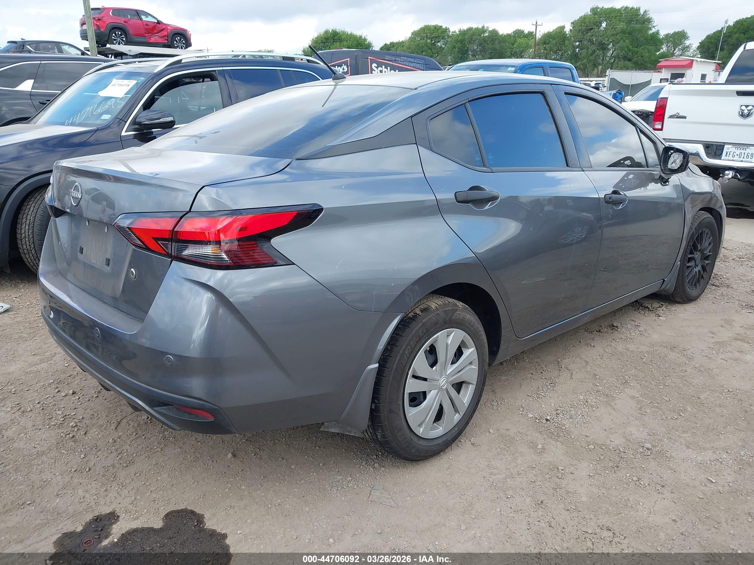 NISSAN VERSA image 4