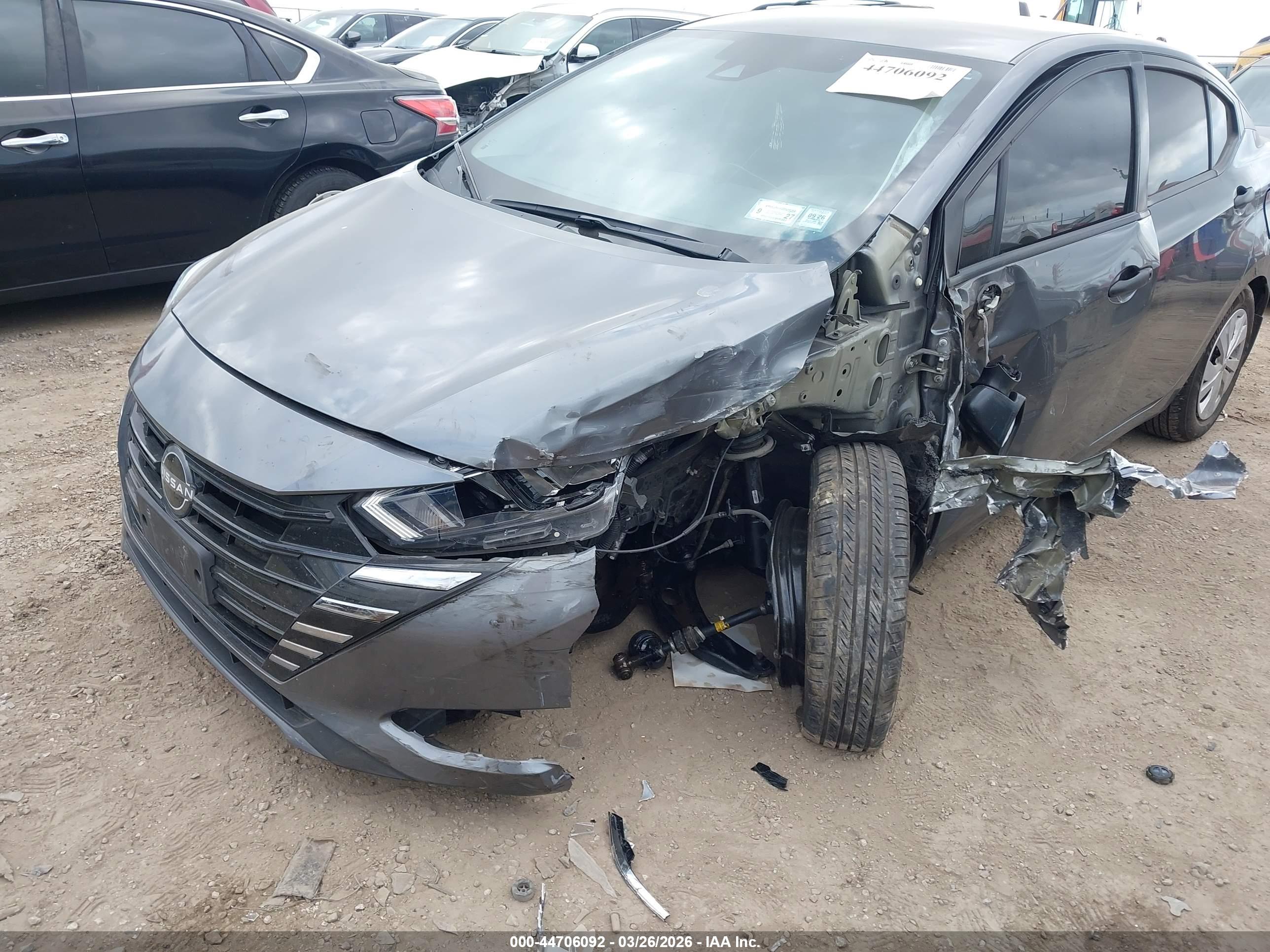 NISSAN VERSA image 6