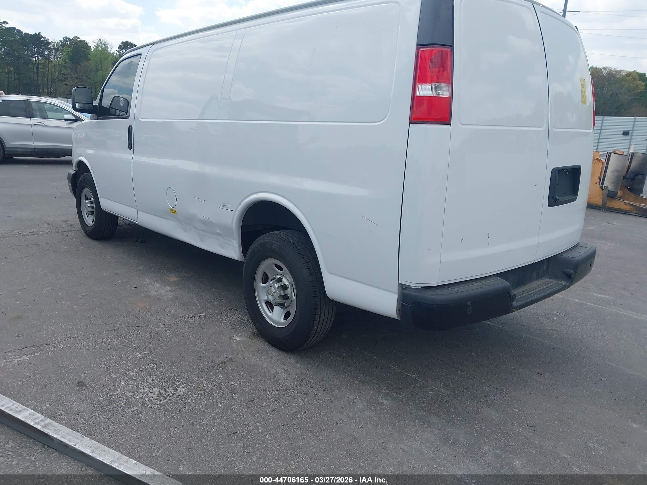 CHEVROLET EXPRESS image 3