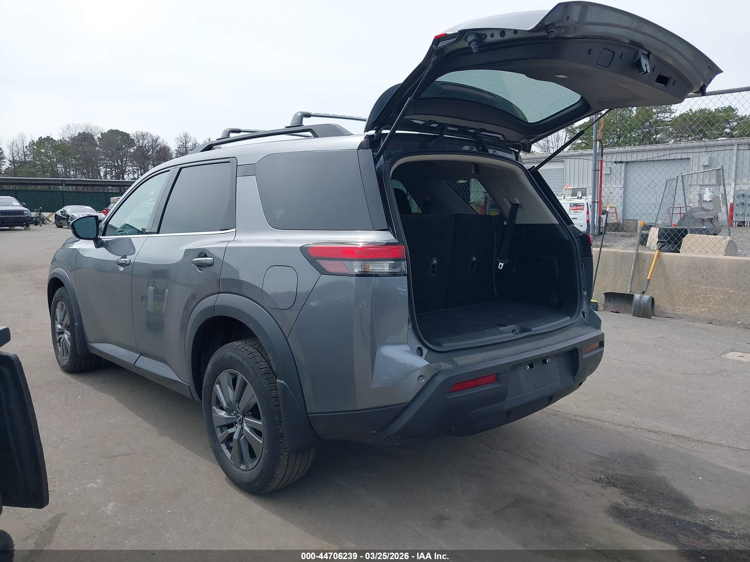 NISSAN PATHFINDER image 3