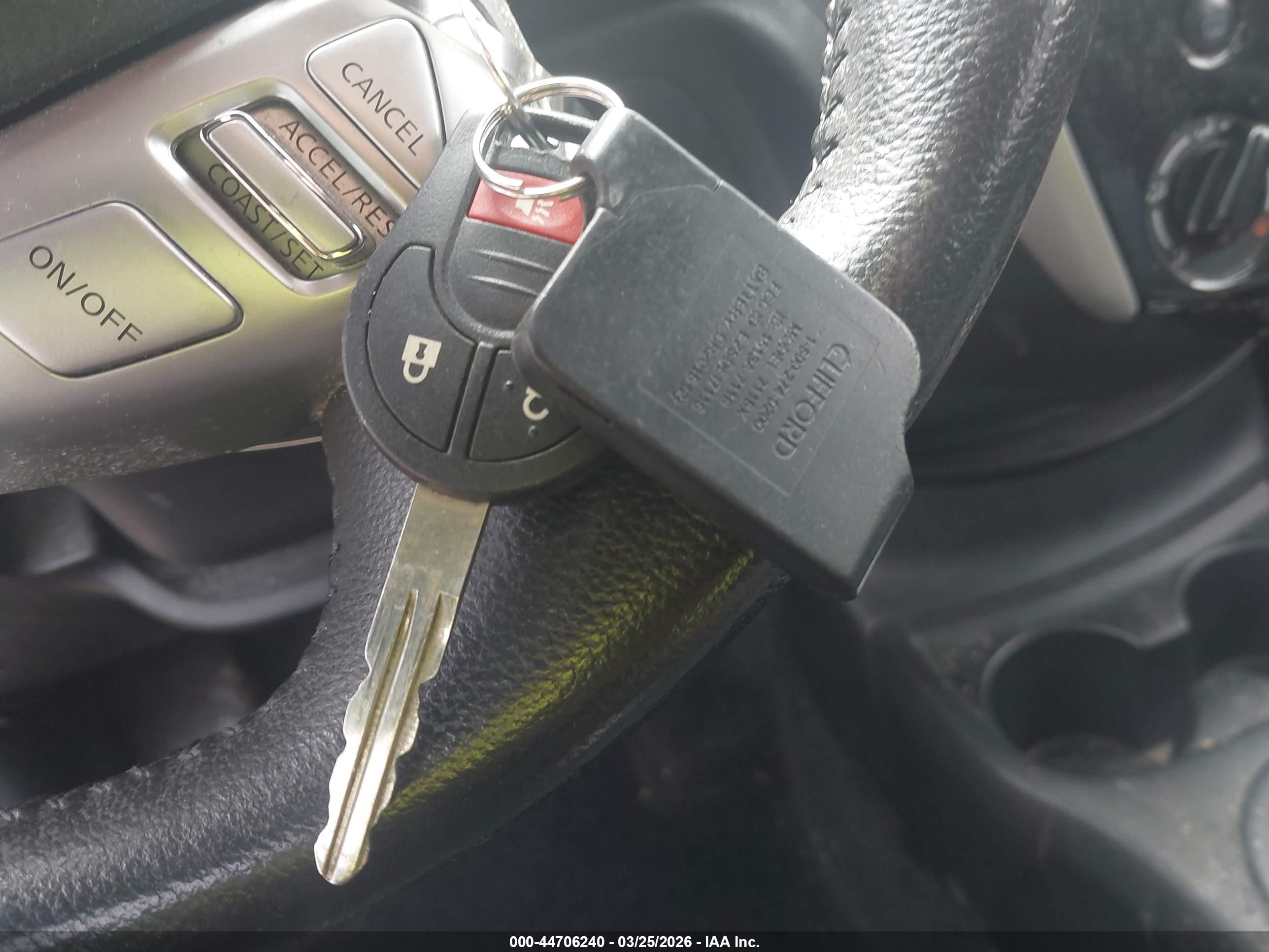 NISSAN VERSA image 11