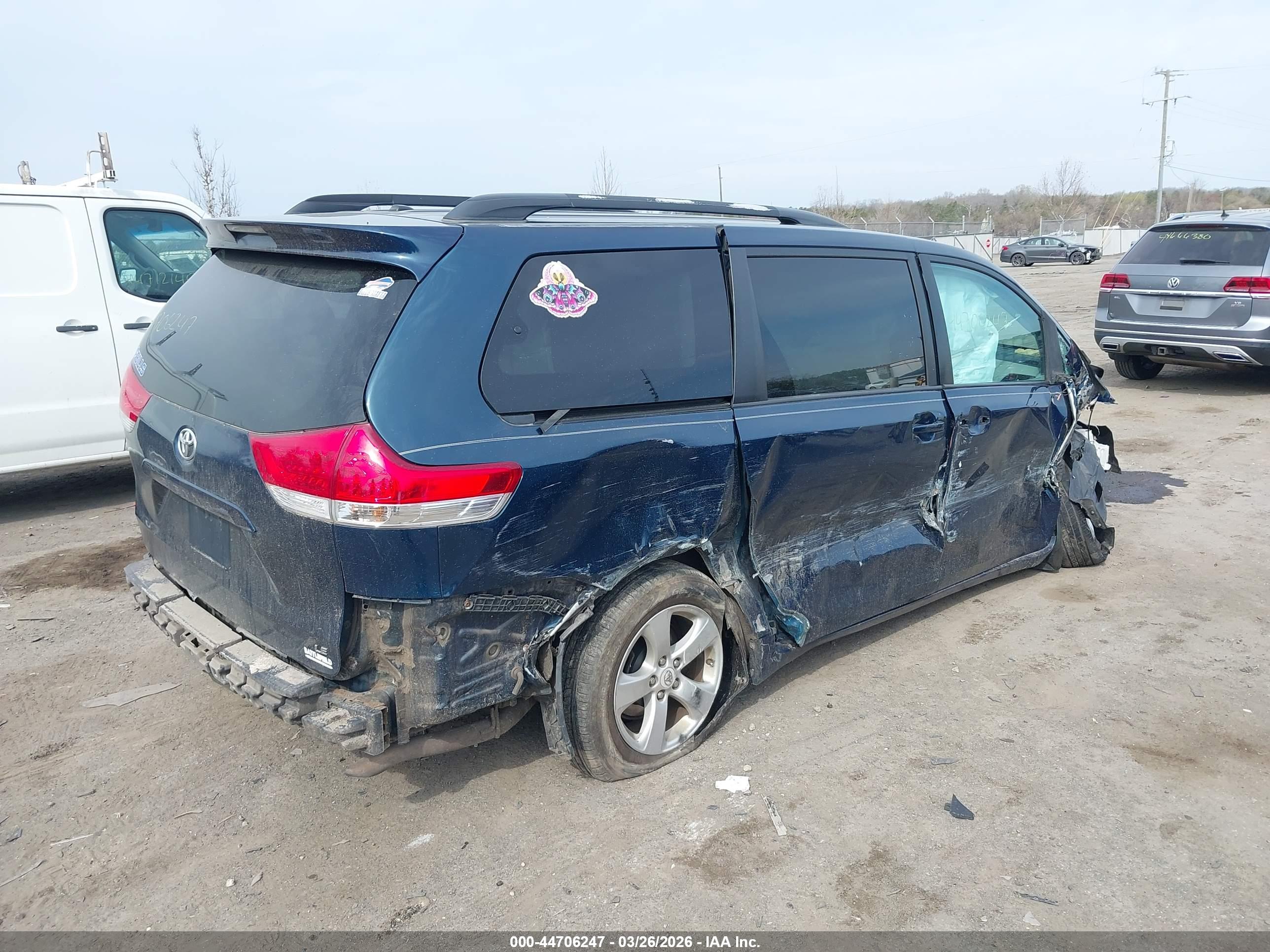 TOYOTA SIENNA image 4