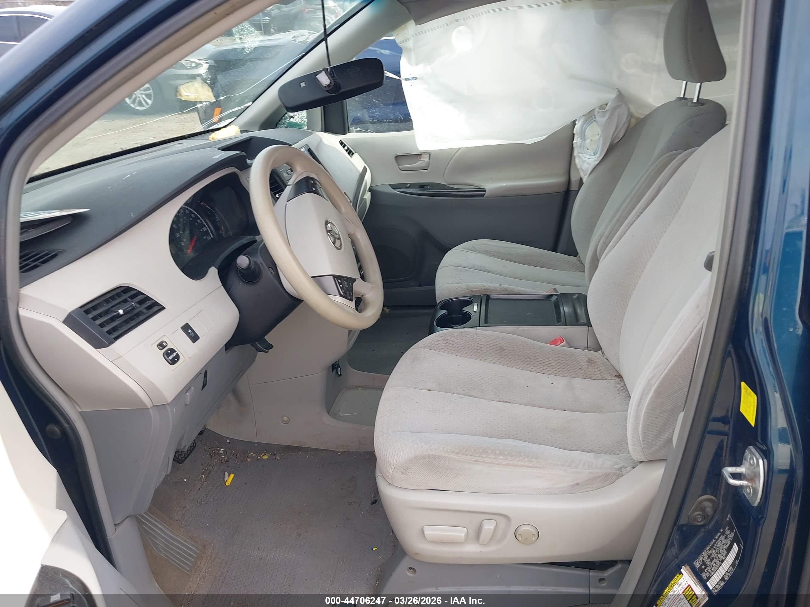 TOYOTA SIENNA image 5