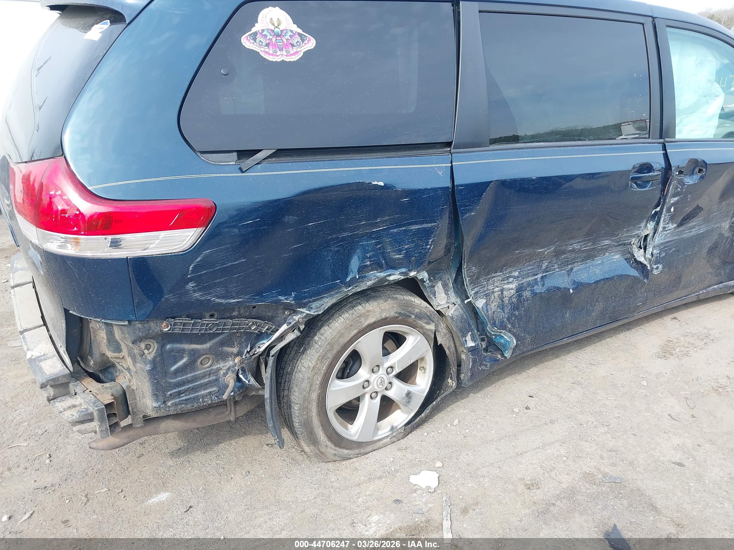 TOYOTA SIENNA image 6