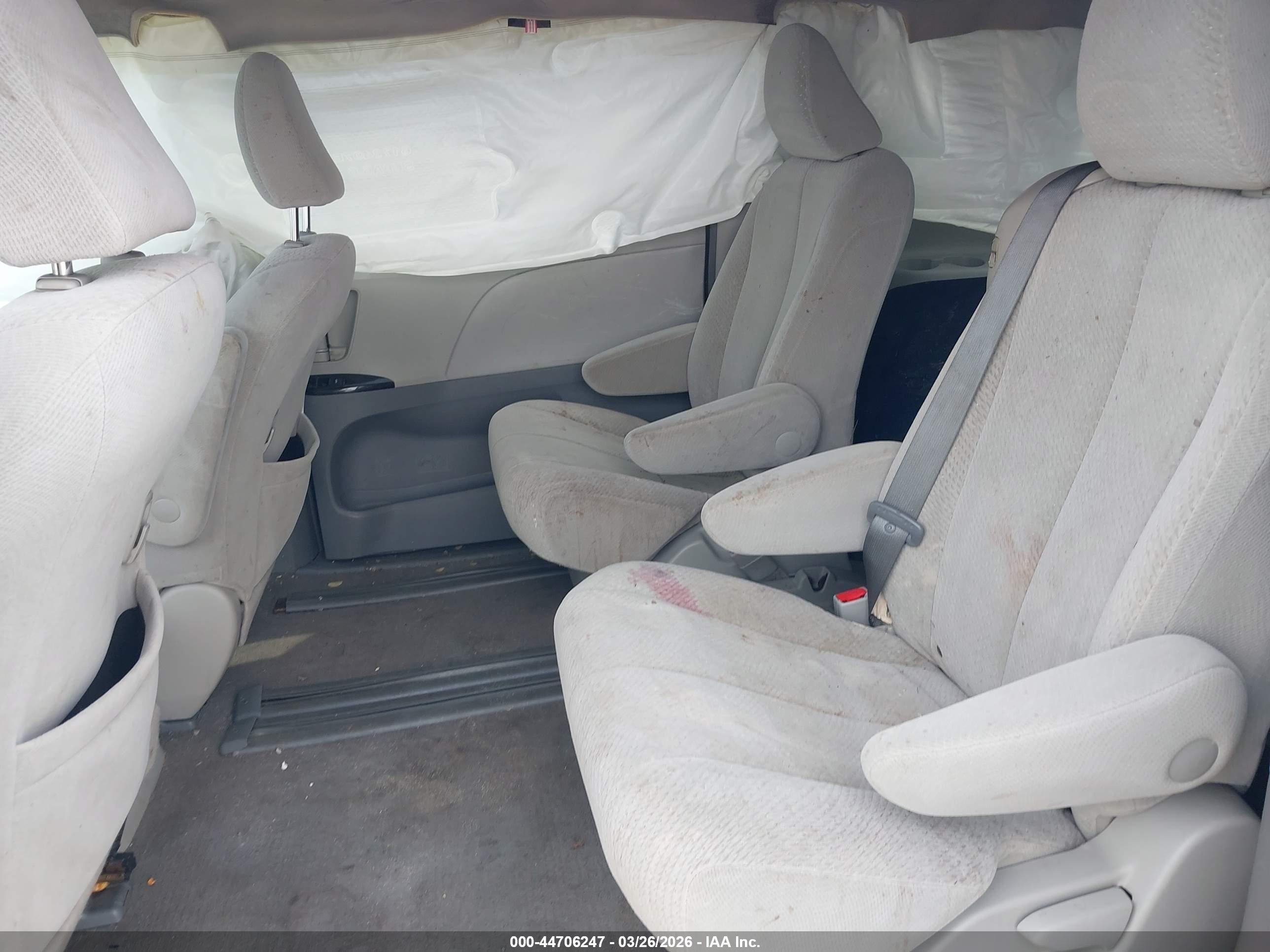 TOYOTA SIENNA image 8