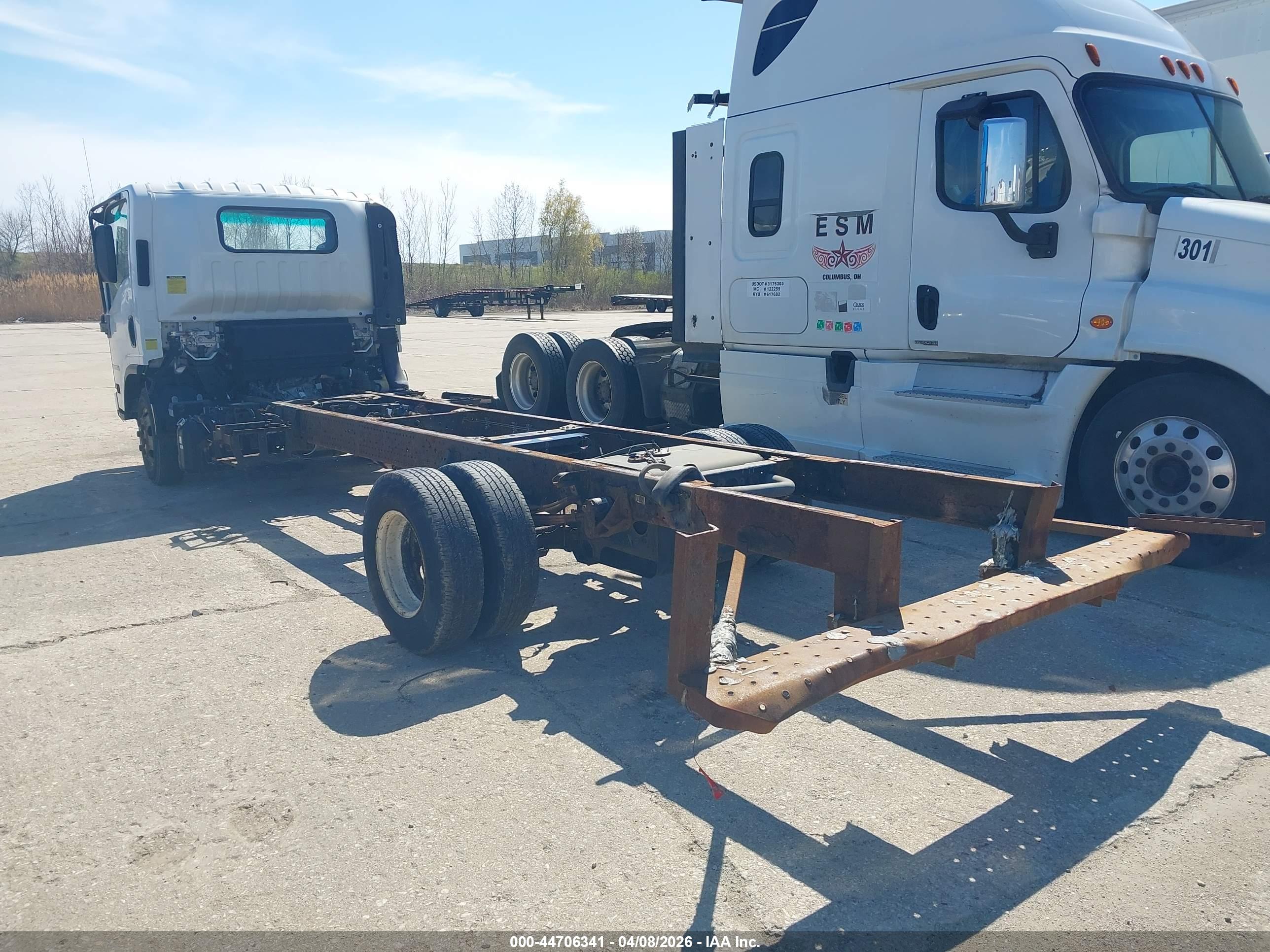 ISUZU NPR image 3