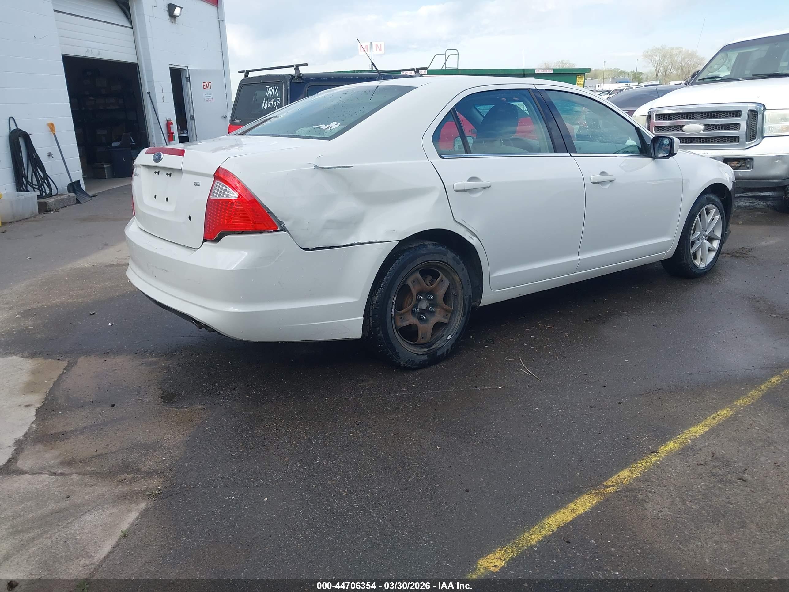 FORD FUSION image 4