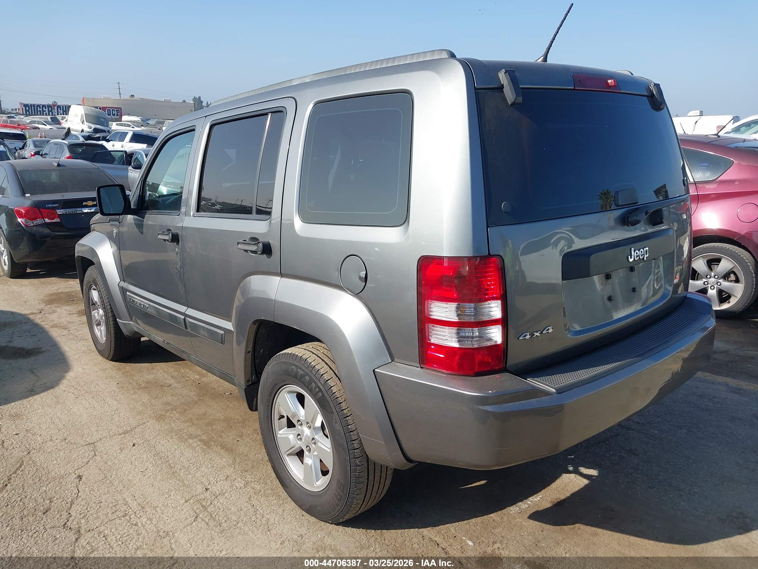 JEEP LIBERTY image 3