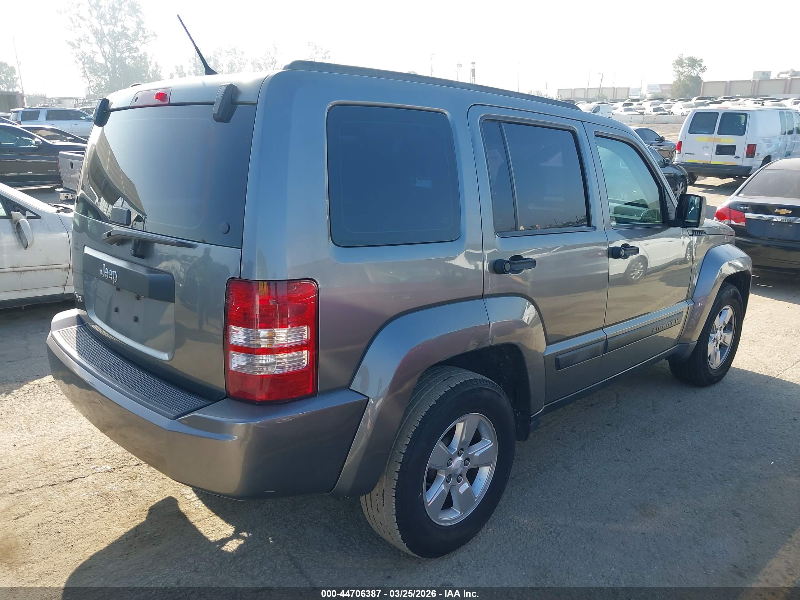 JEEP LIBERTY image 4