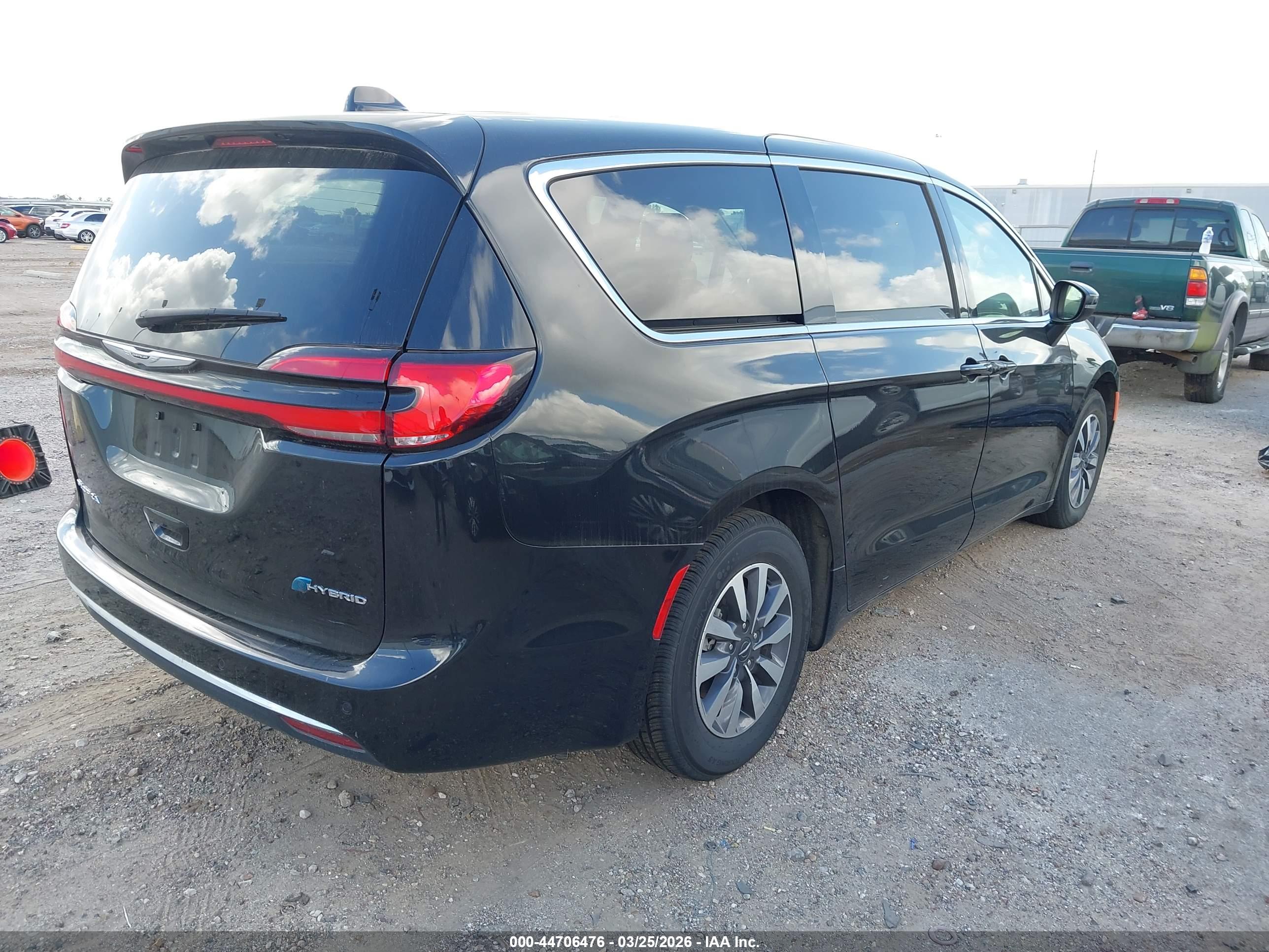 CHRYSLER PACIFICA image 4