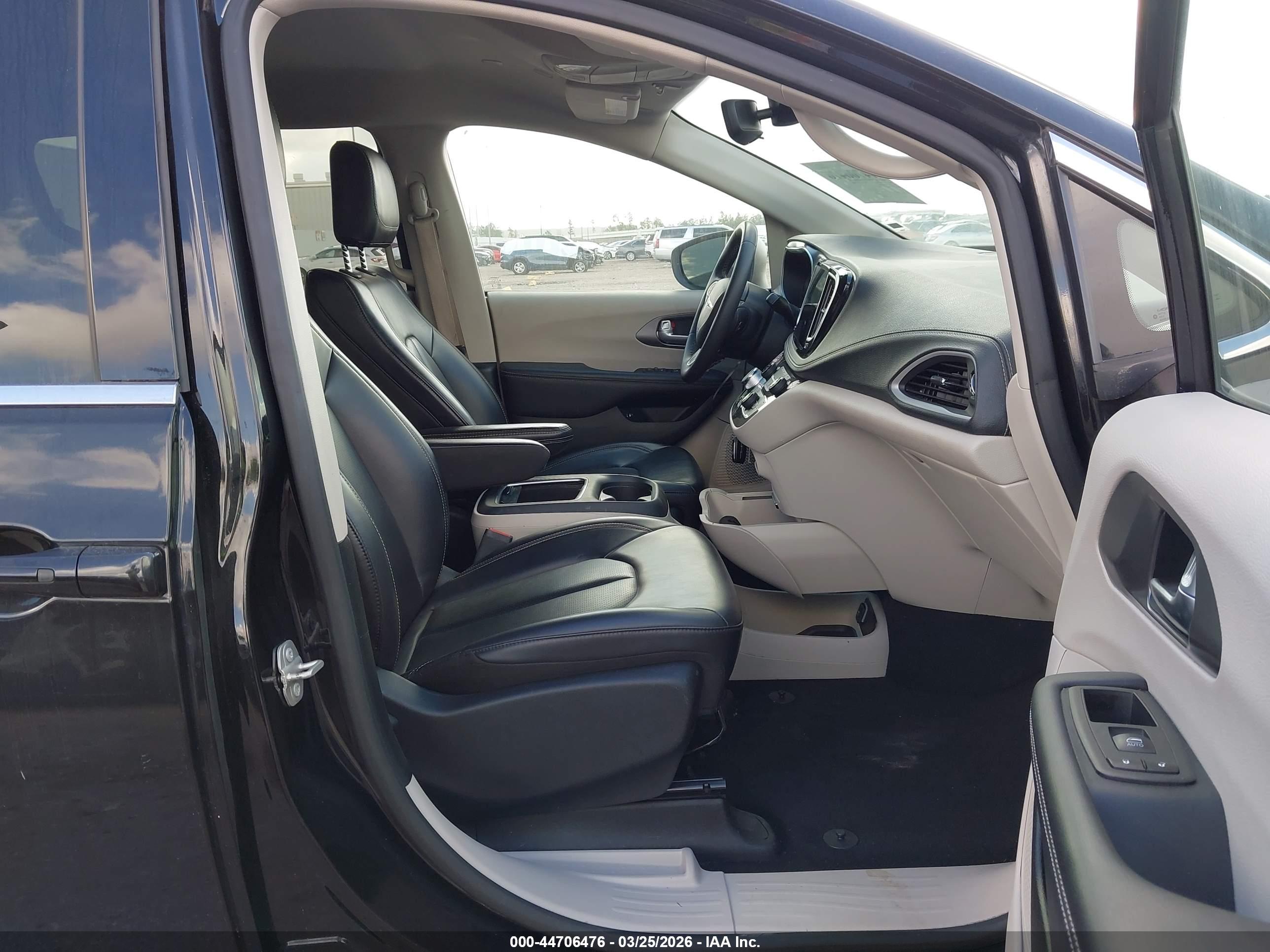 CHRYSLER PACIFICA image 5