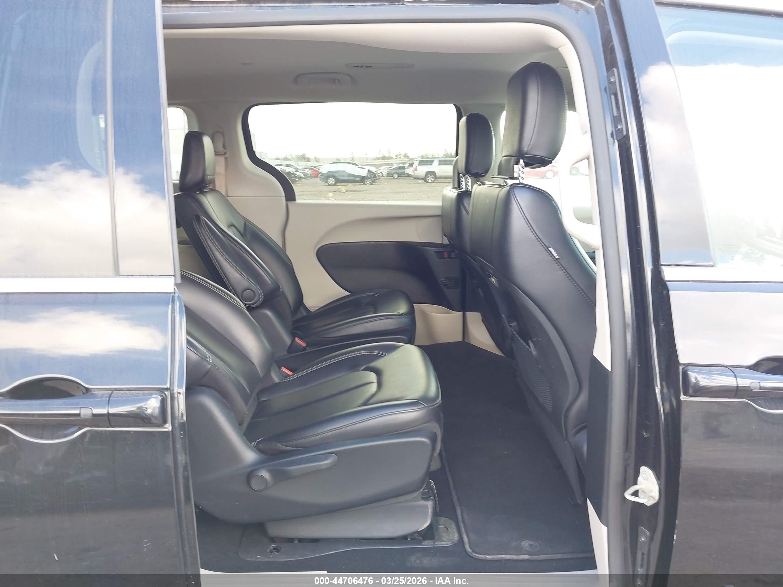 CHRYSLER PACIFICA image 8