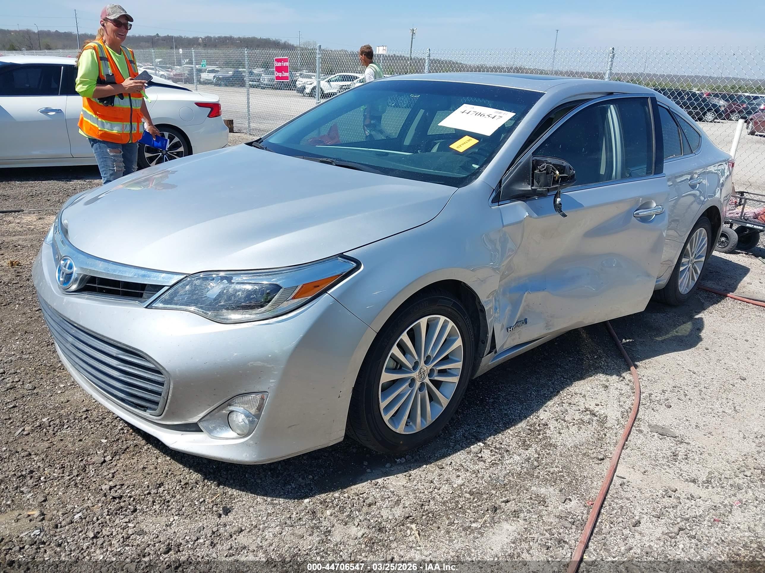 TOYOTA AVALON image 2