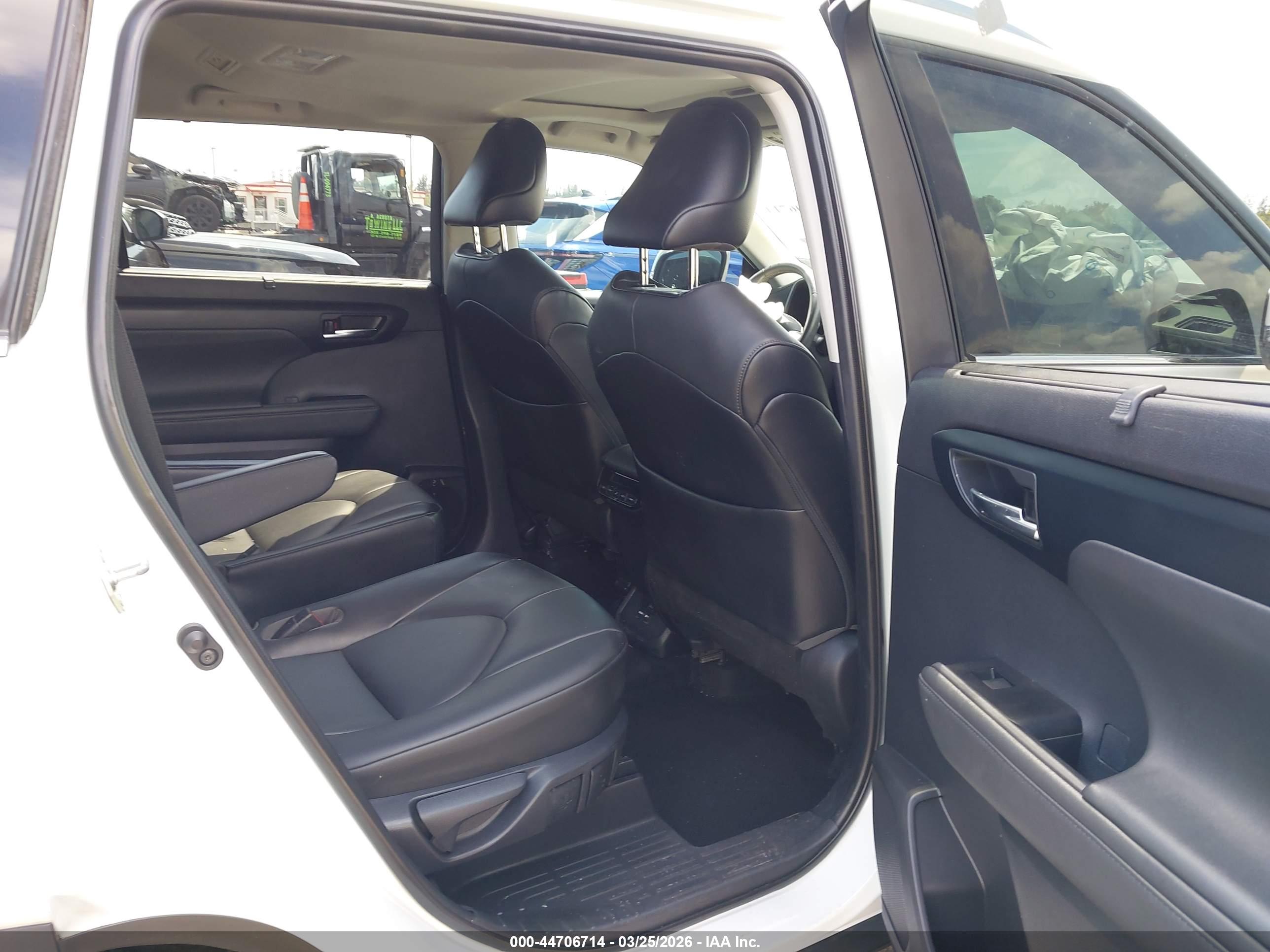 TOYOTA HIGHLANDER image 8