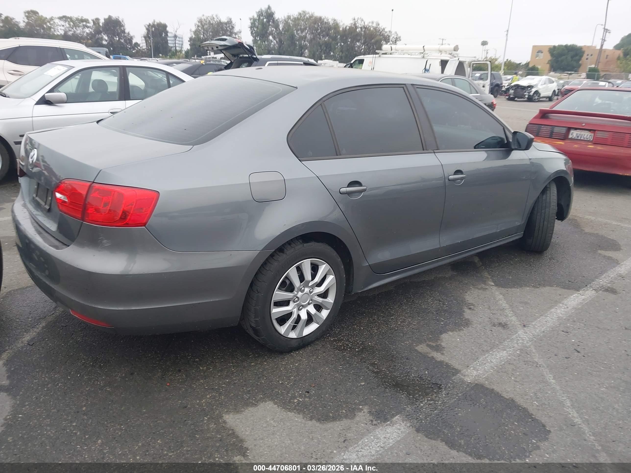 VOLKSWAGEN JETTA image 4
