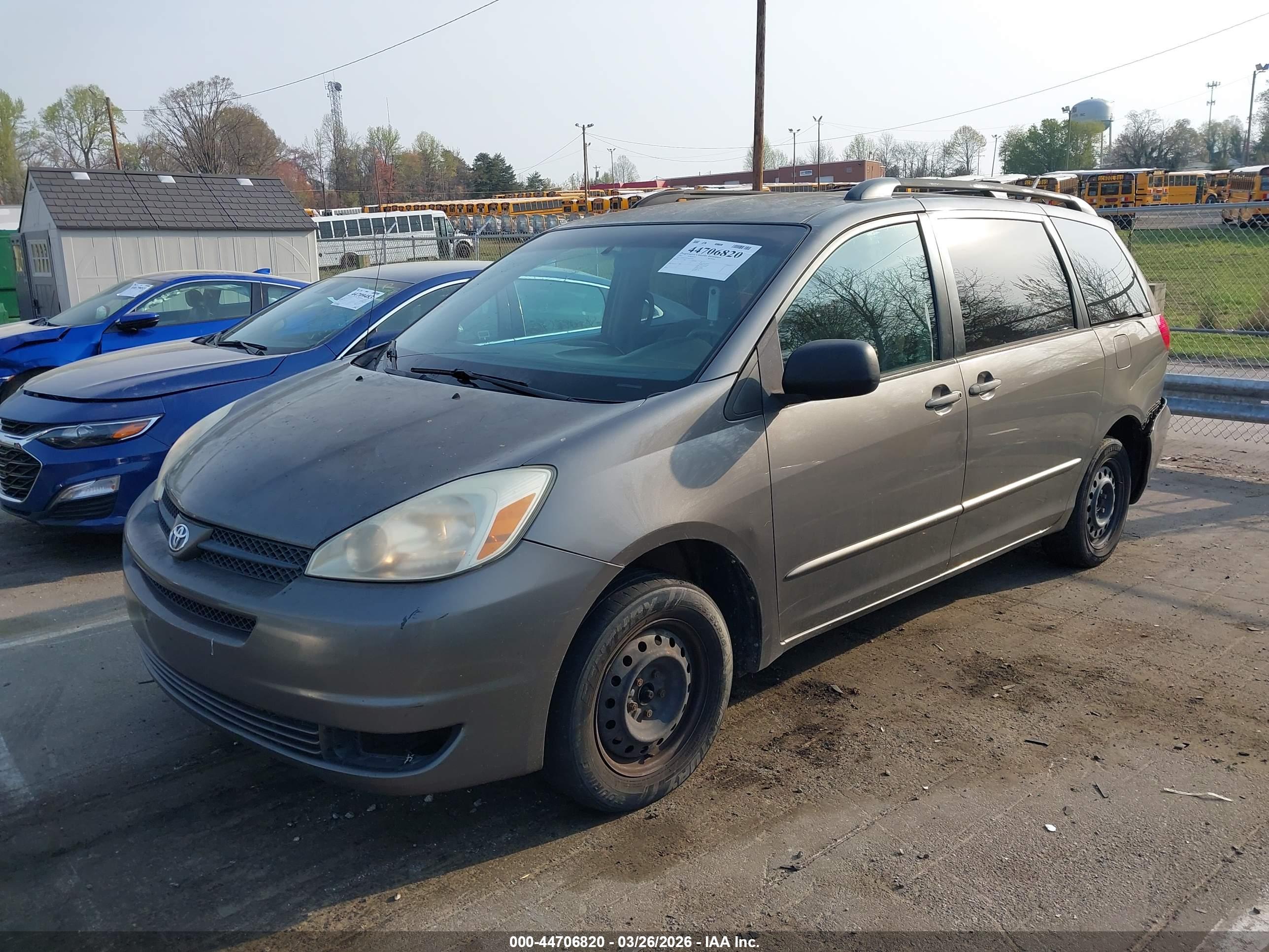 TOYOTA SIENNA image 2