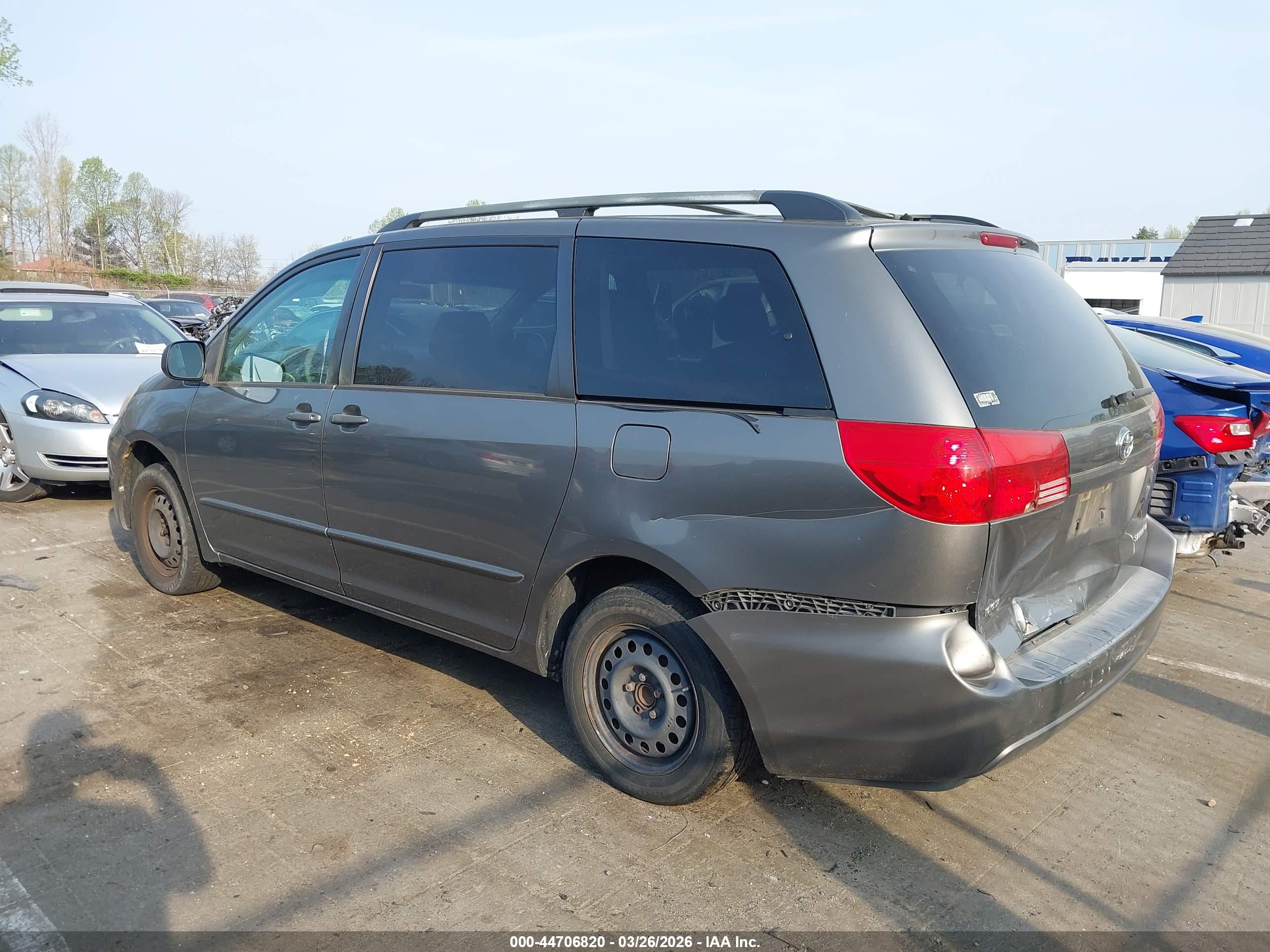 TOYOTA SIENNA image 3