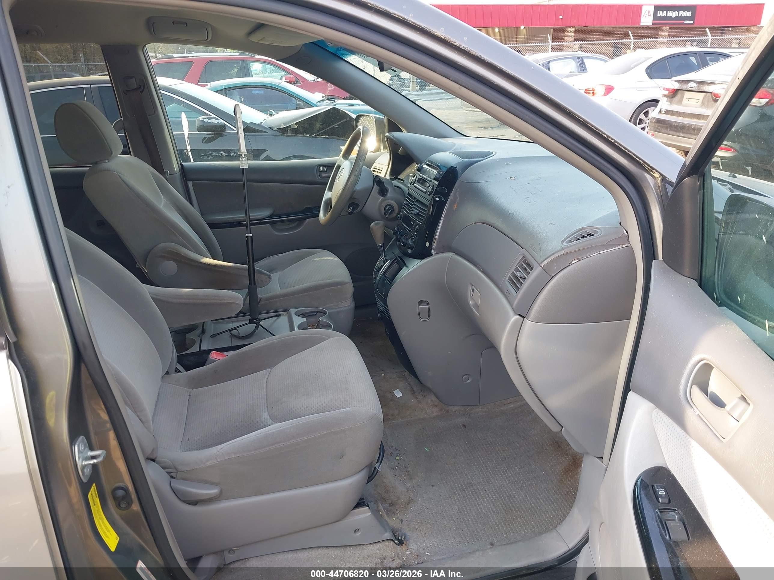 TOYOTA SIENNA image 5