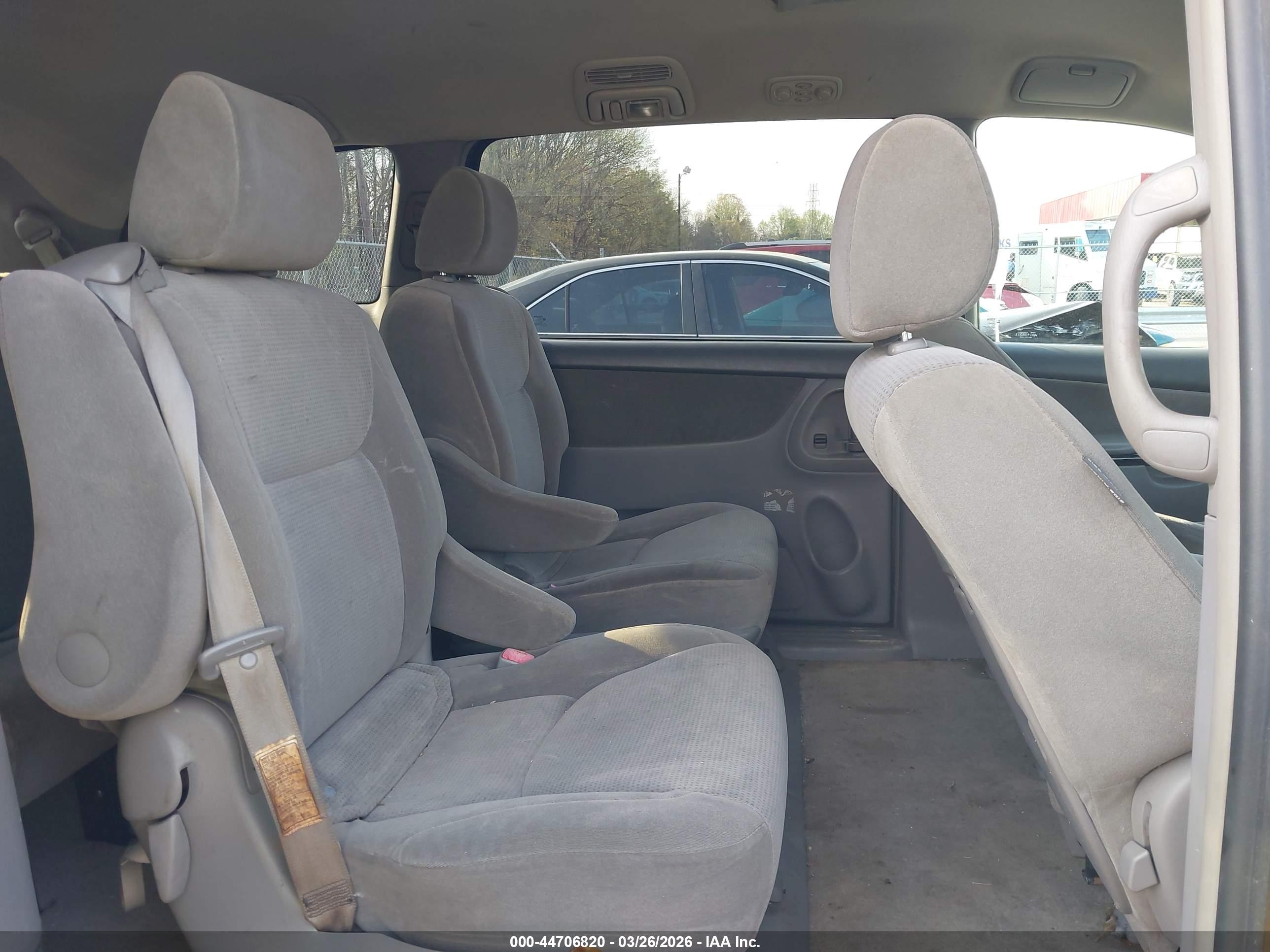 TOYOTA SIENNA image 8