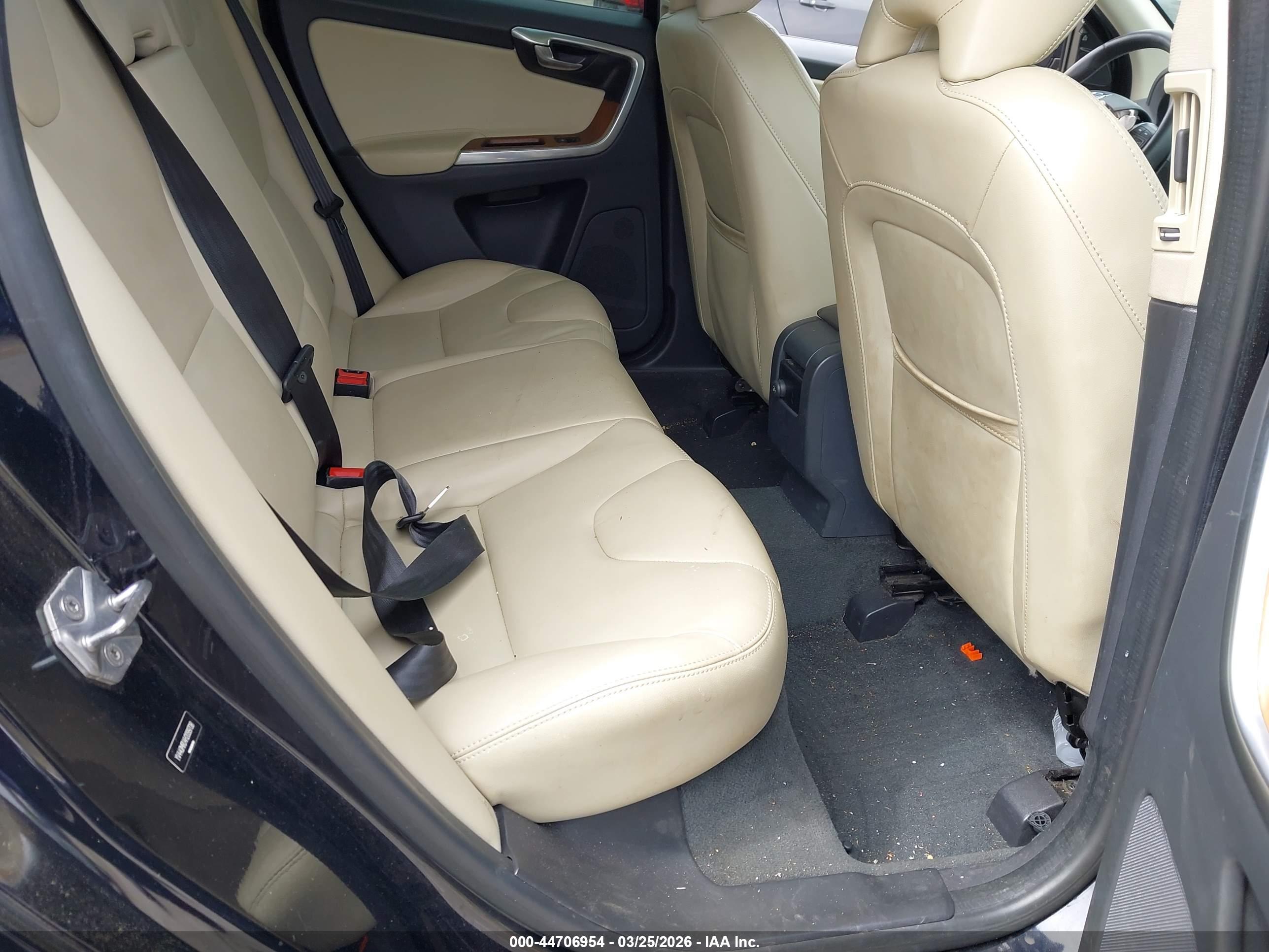 VOLVO XC60 image 8