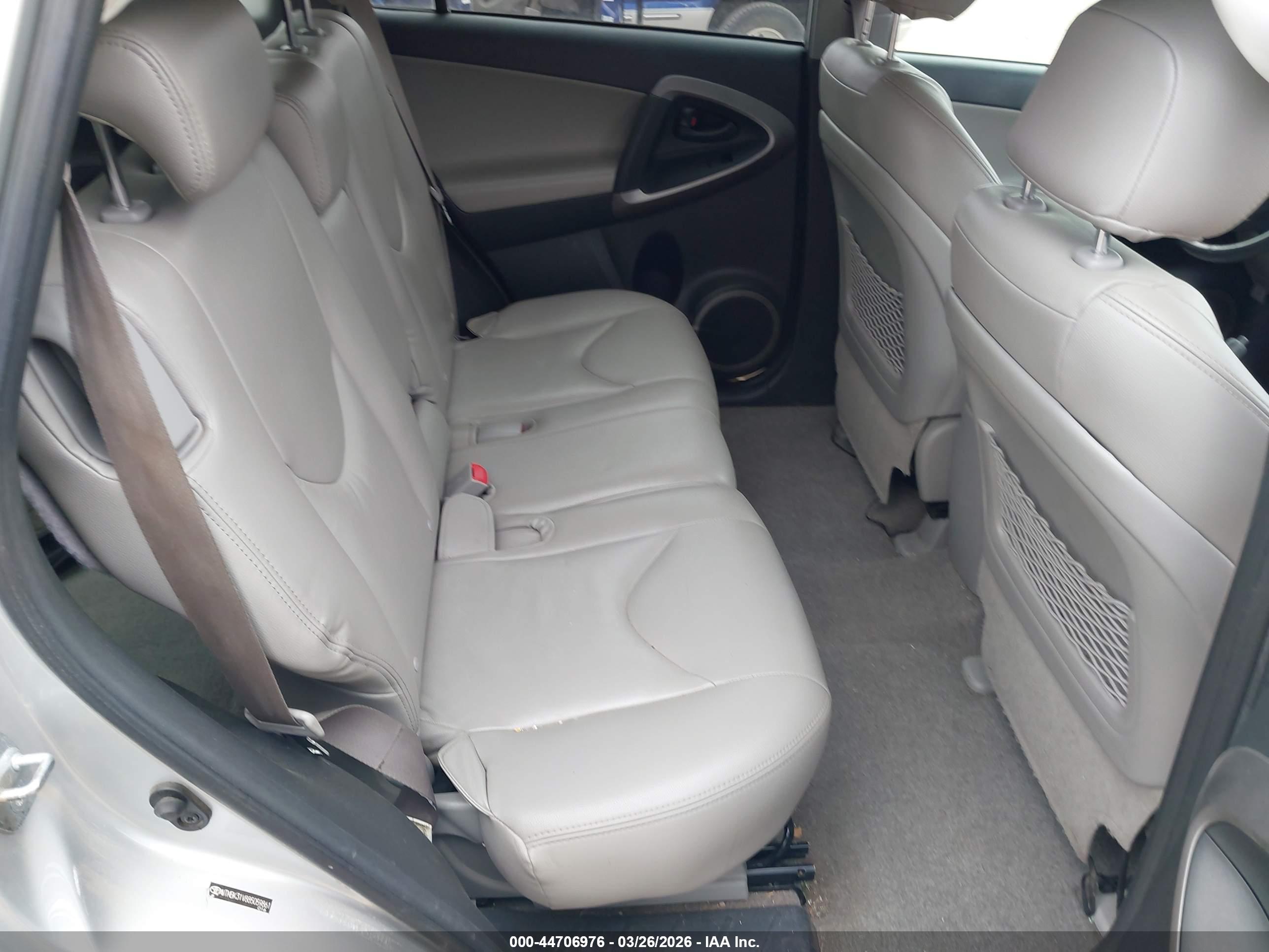 TOYOTA RAV4 image 8