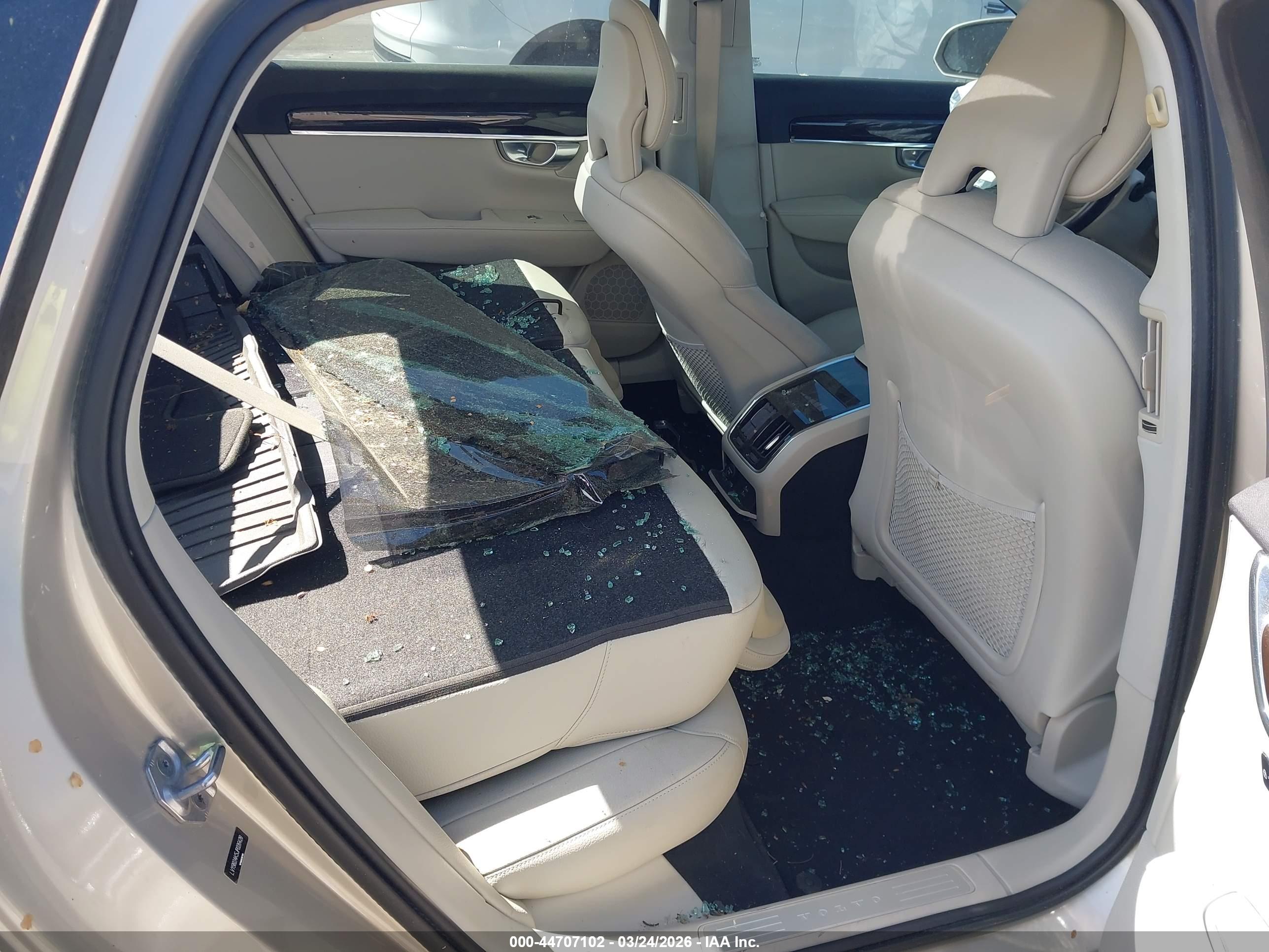 VOLVO S90 image 8