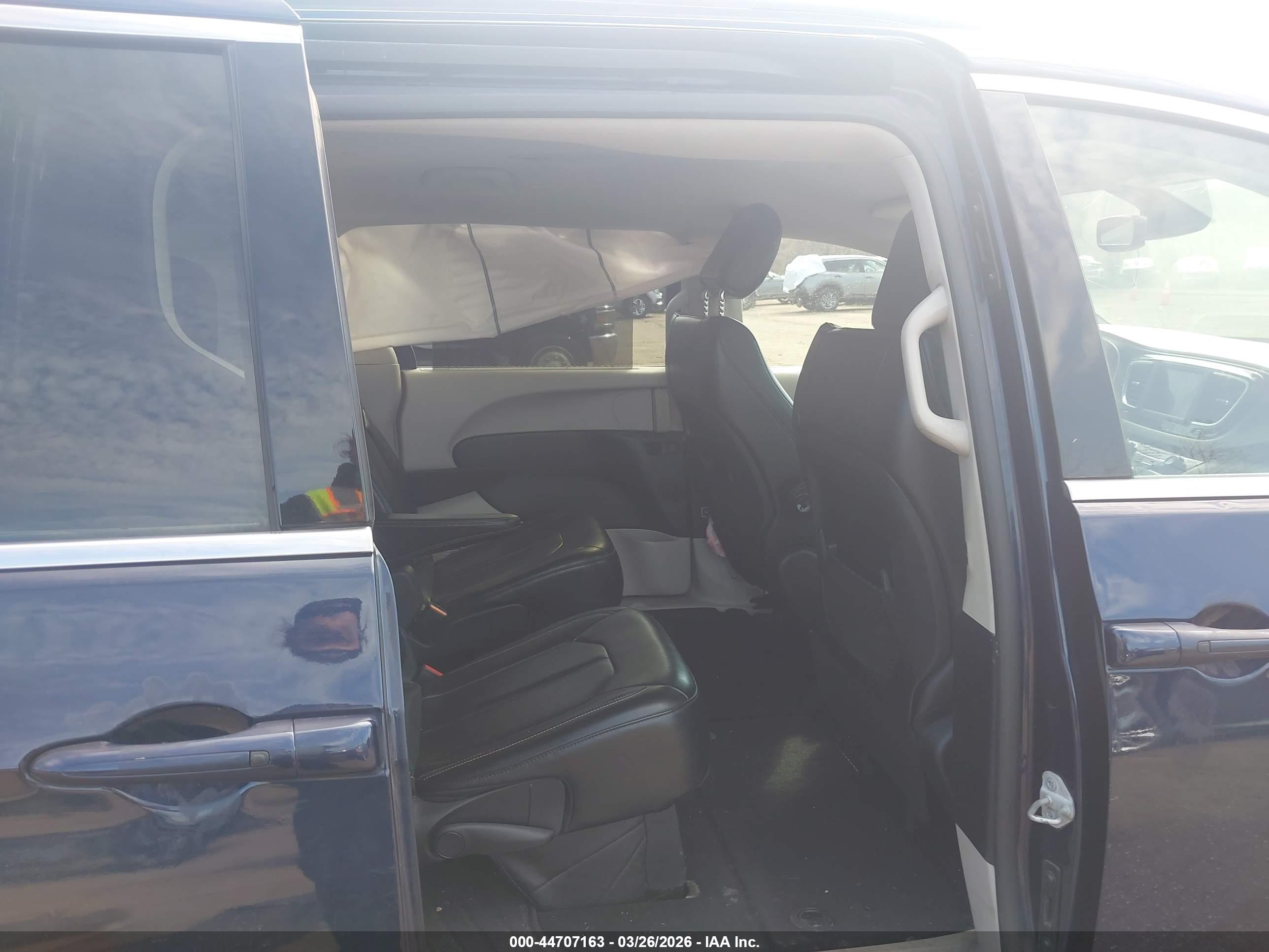 CHRYSLER VOYAGER image 8