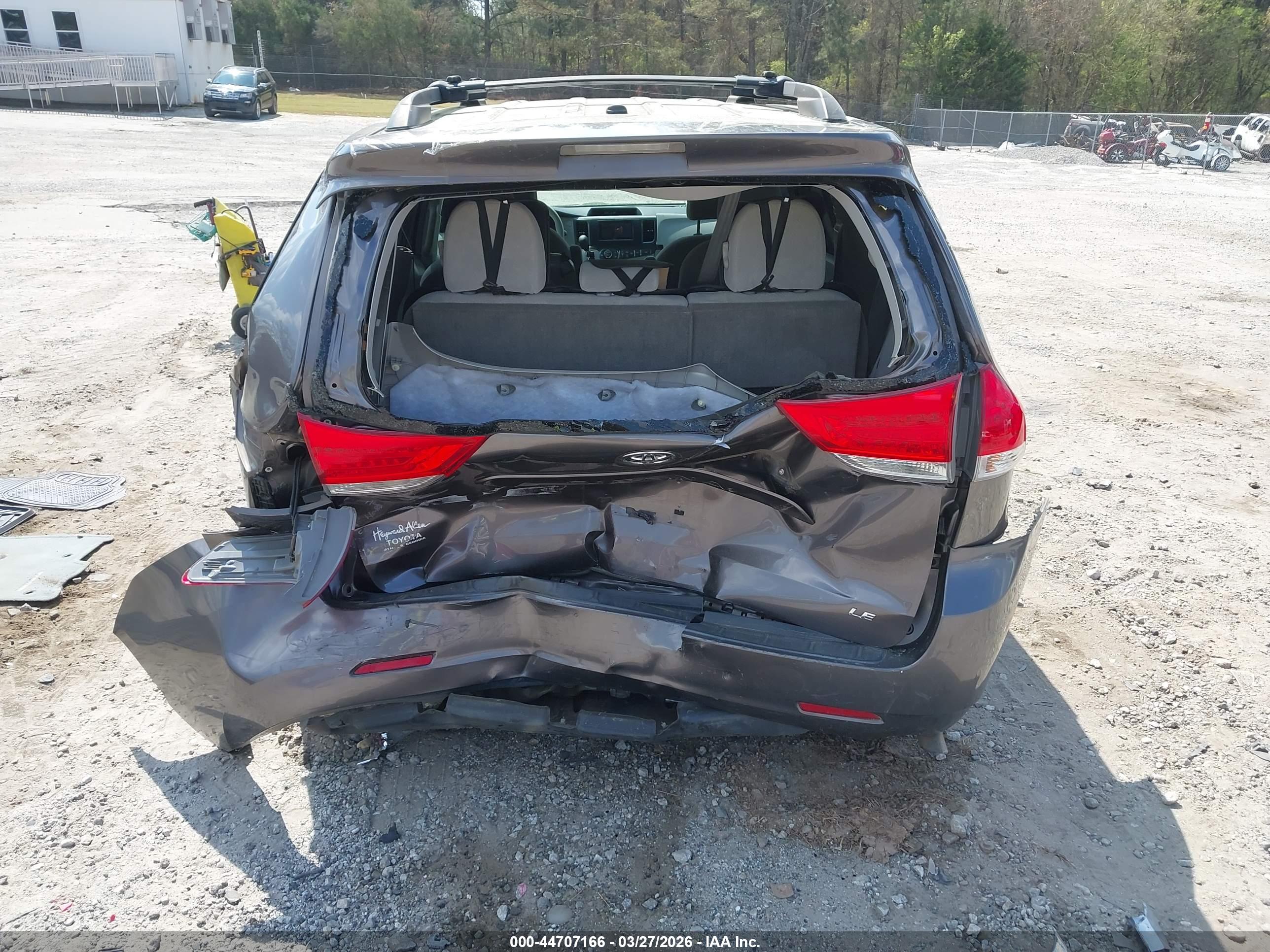 TOYOTA SIENNA image 6