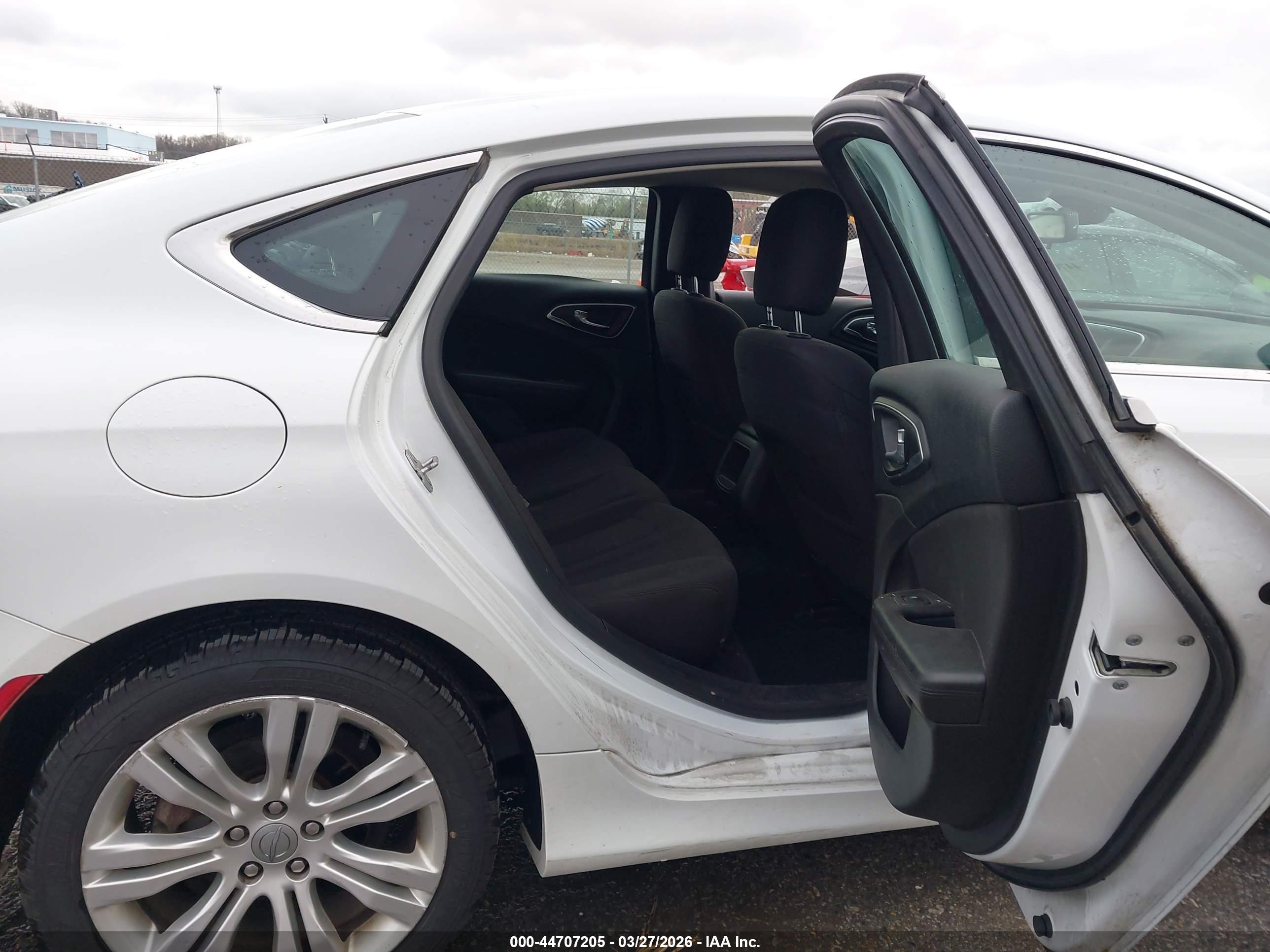 CHRYSLER 200 image 8