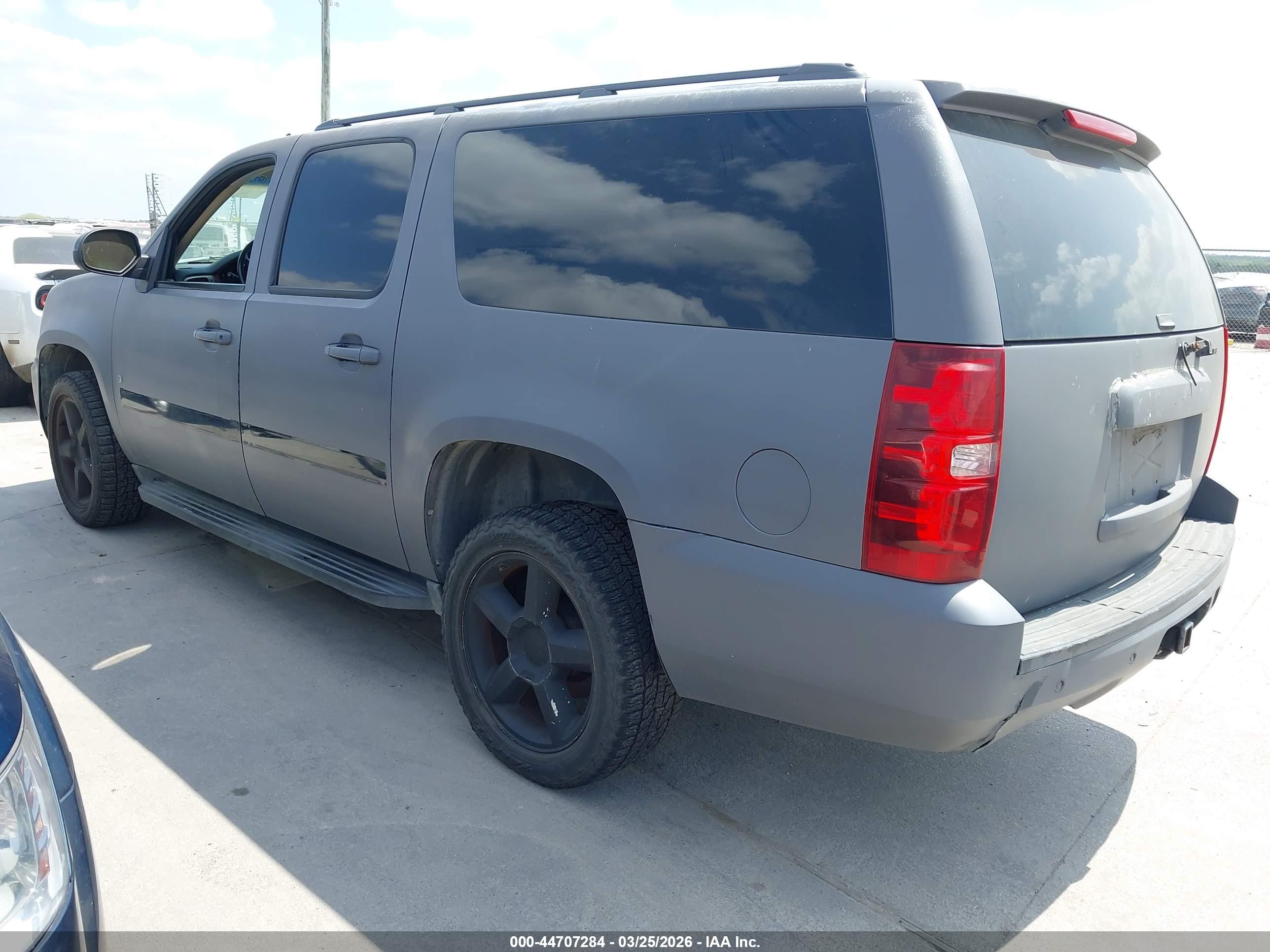 CHEVROLET SUBURBAN image 3