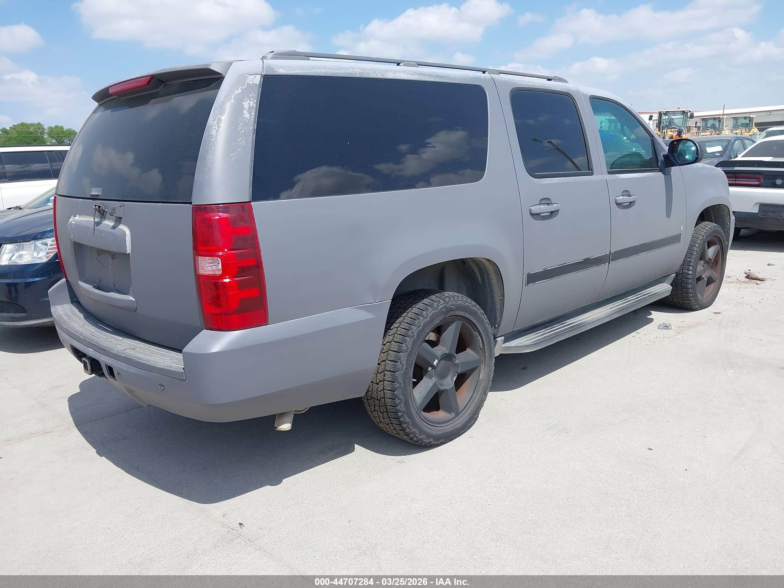 CHEVROLET SUBURBAN image 4