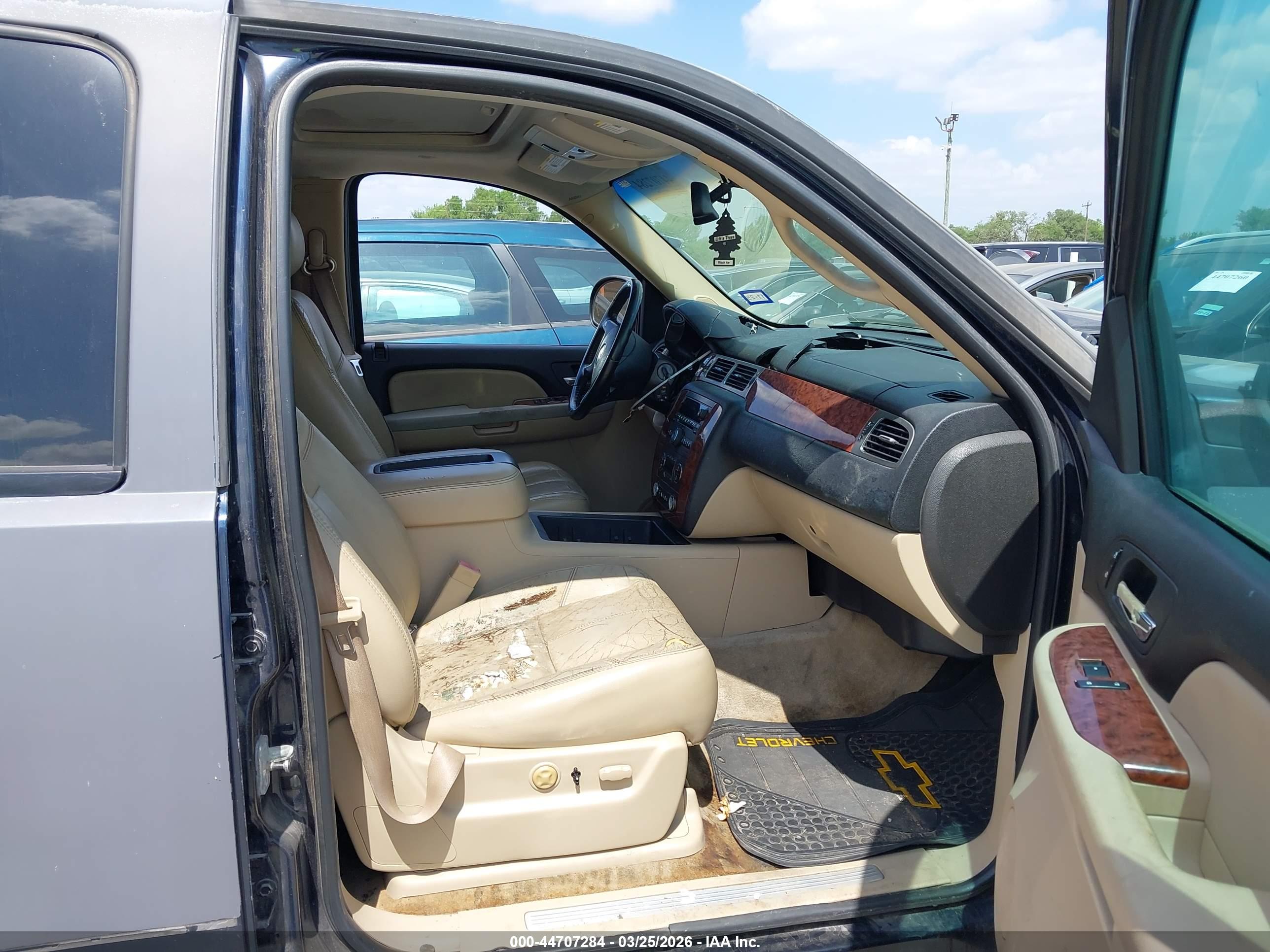 CHEVROLET SUBURBAN image 5