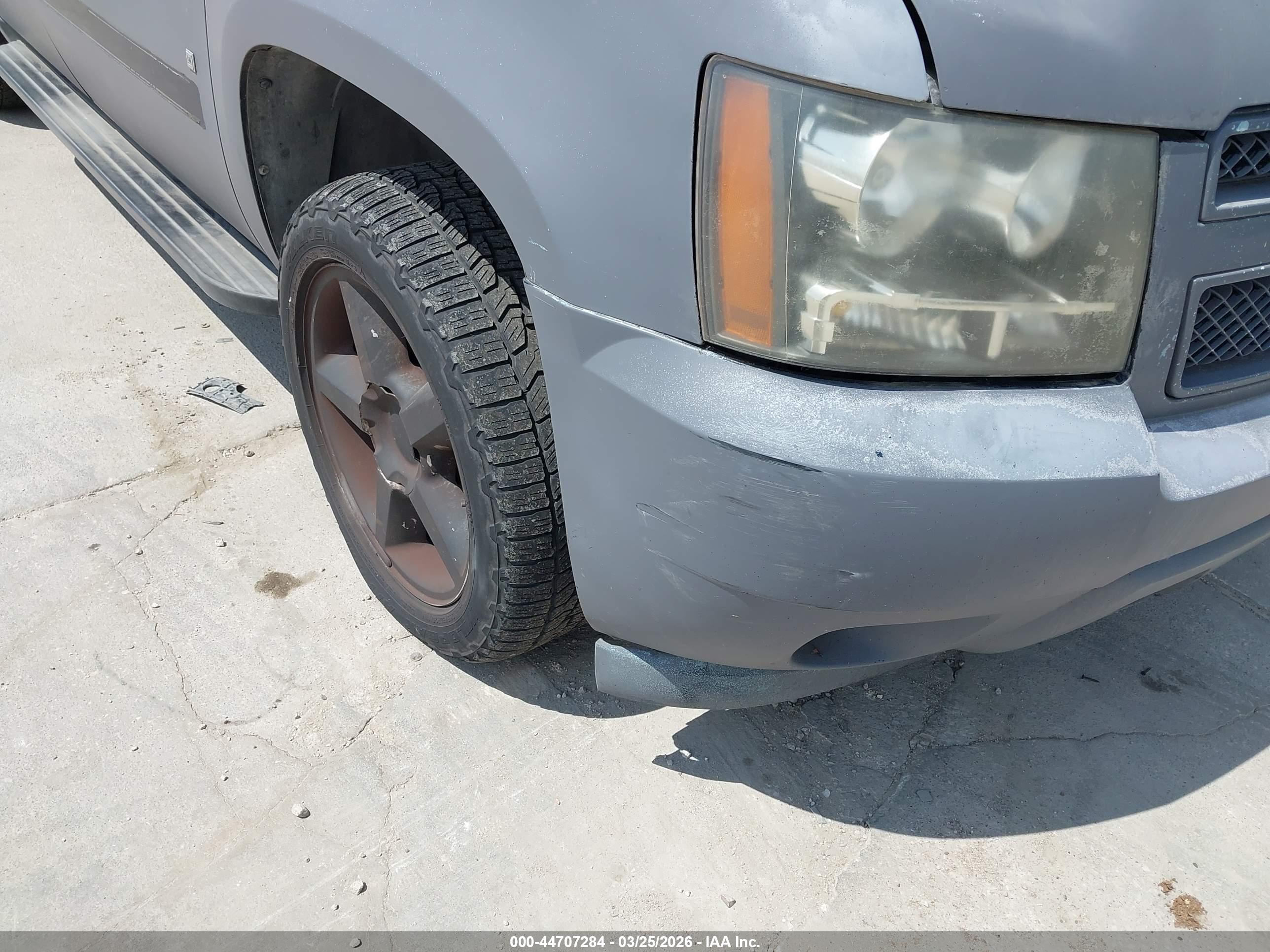 CHEVROLET SUBURBAN image 6