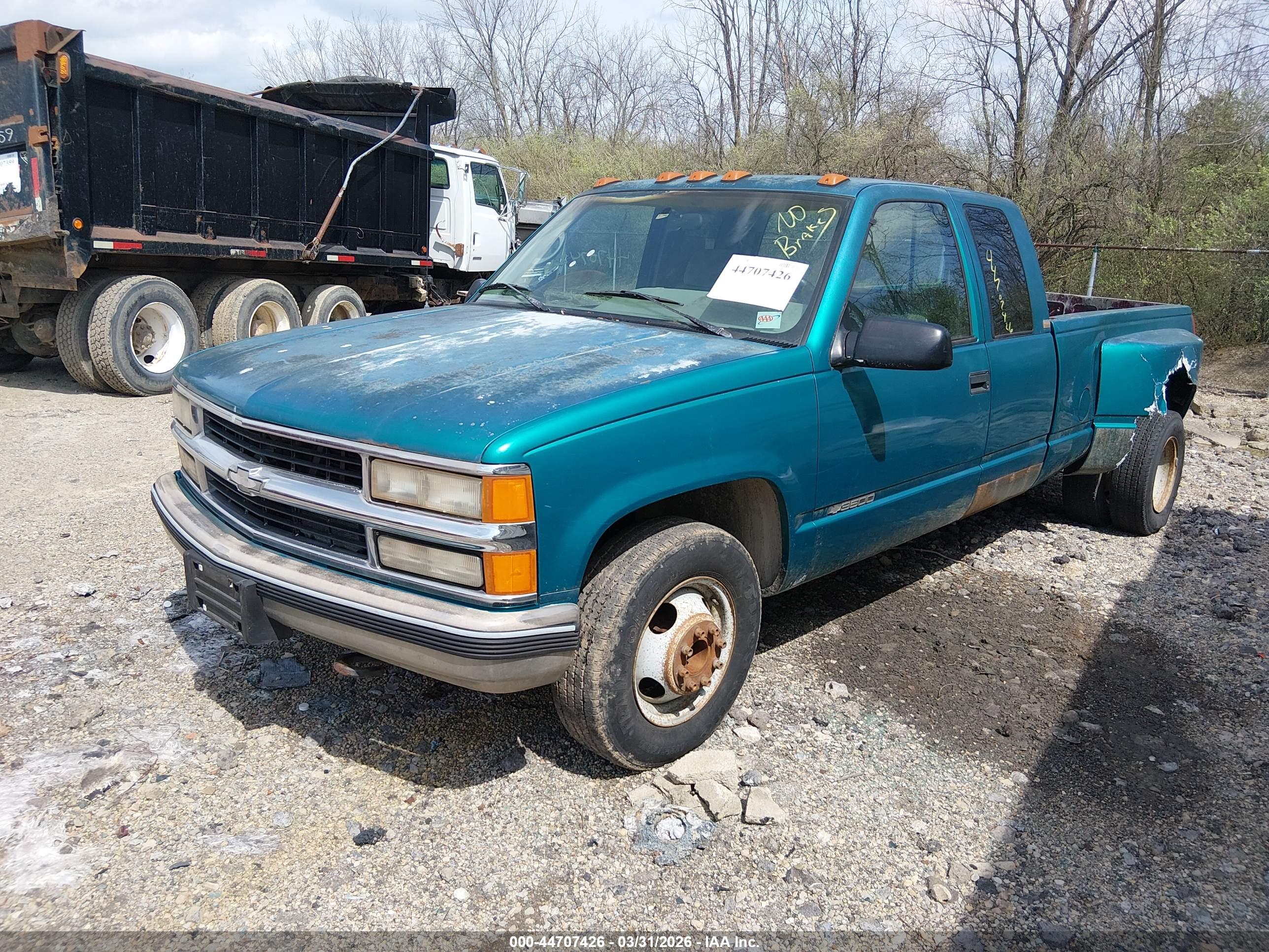 CHEVROLET GMT-400 image 2