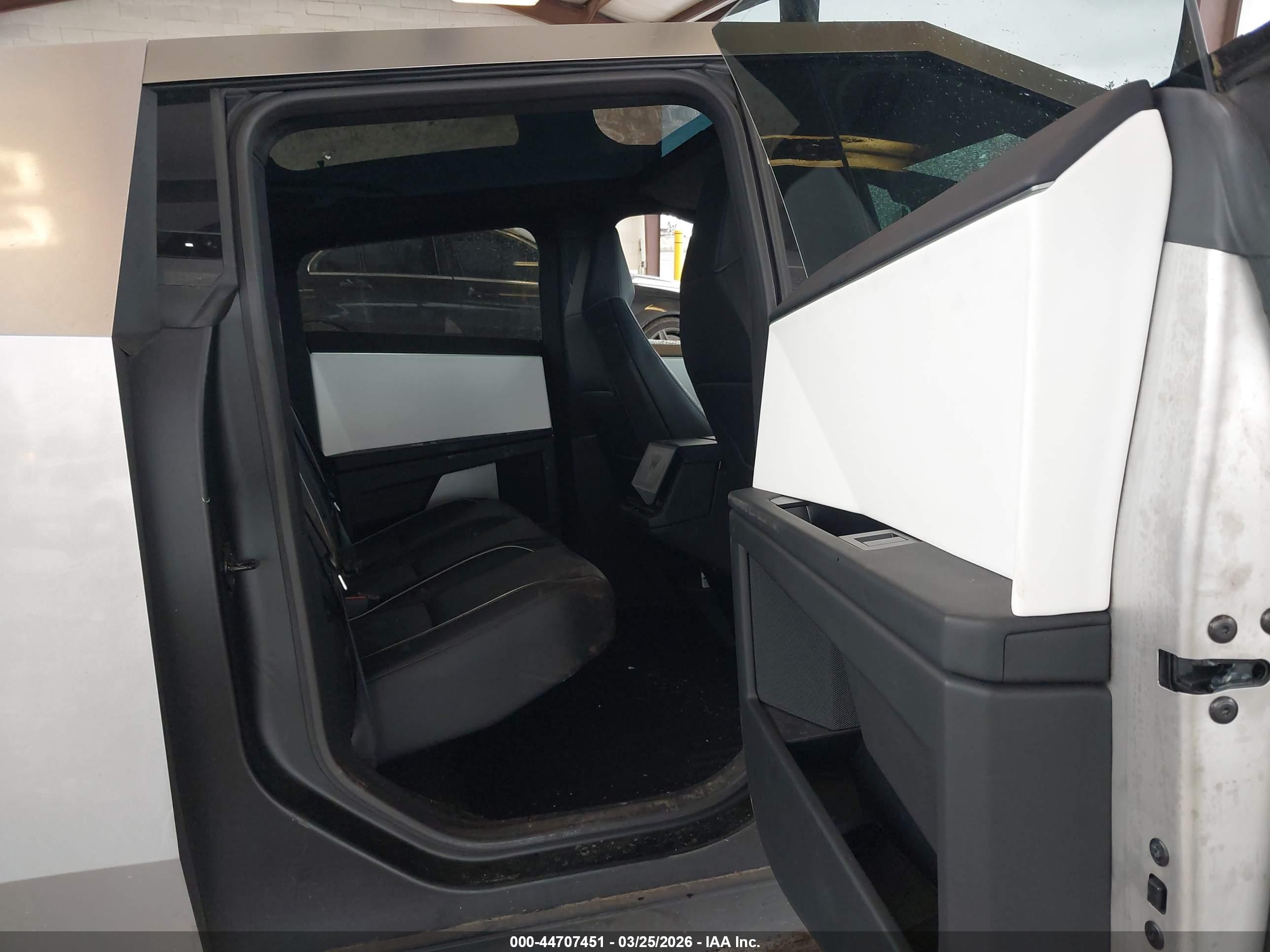 TESLA CYBERTRUCK image 8
