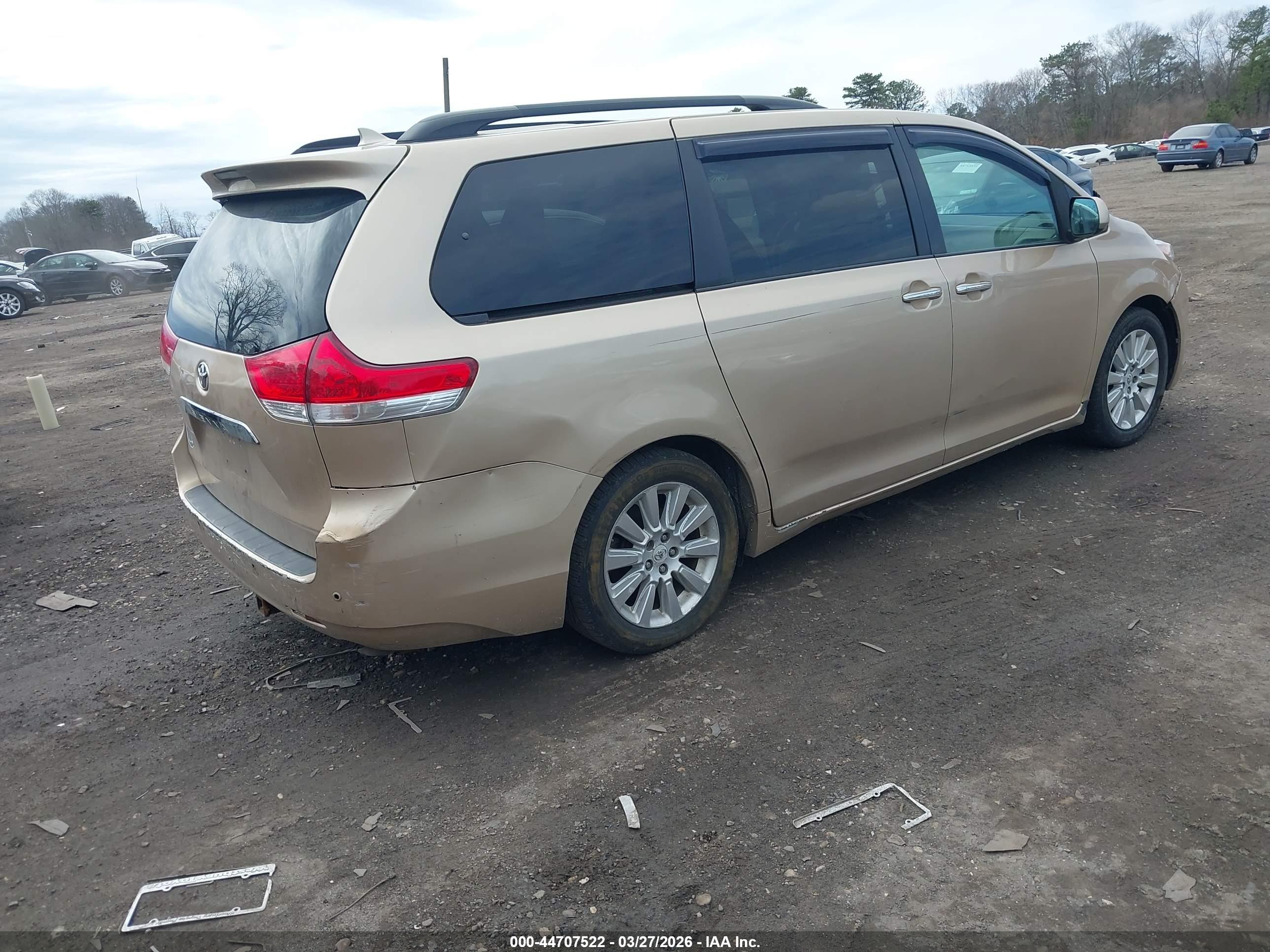 TOYOTA SIENNA image 4