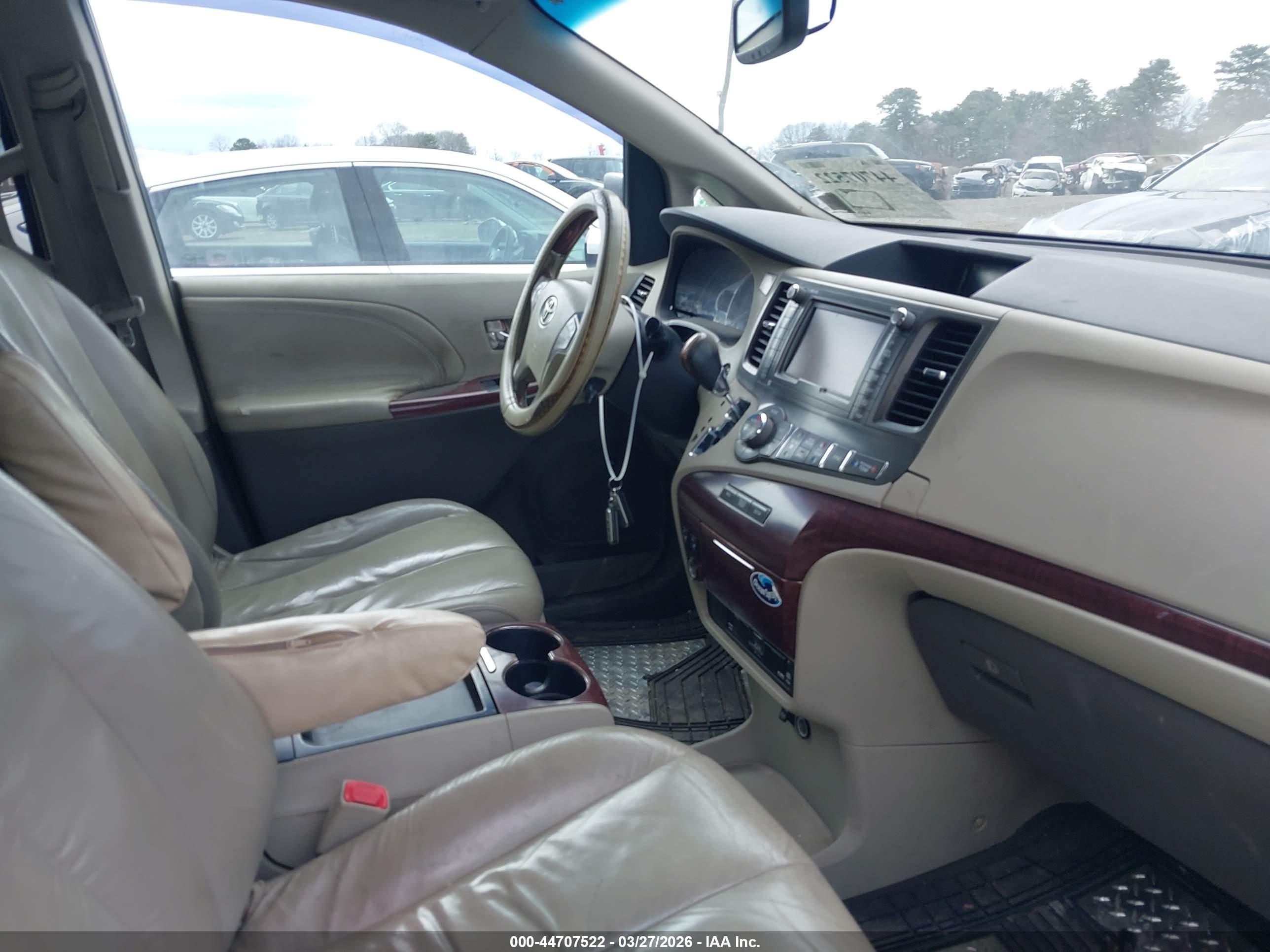 TOYOTA SIENNA image 5