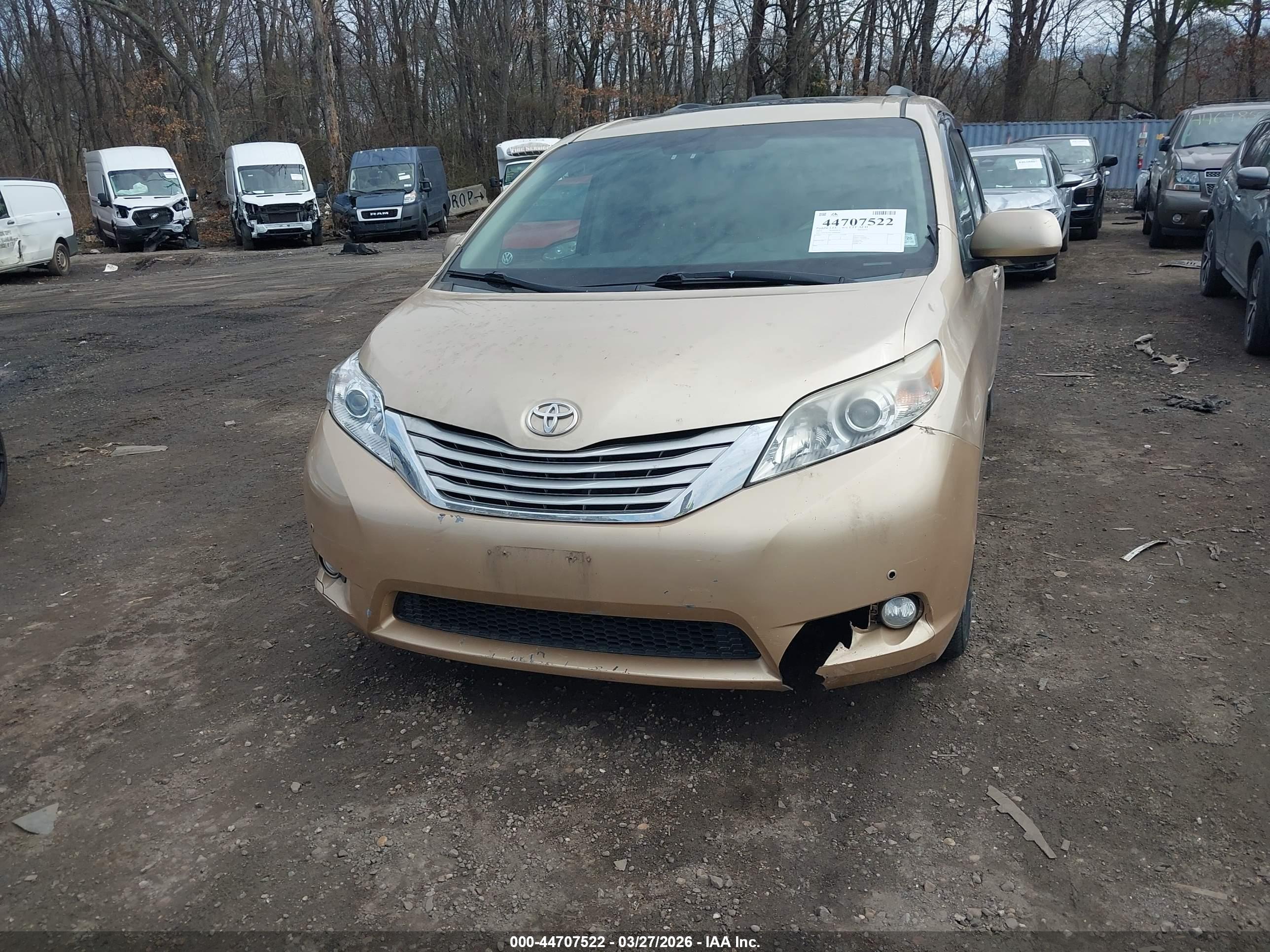 TOYOTA SIENNA image 6