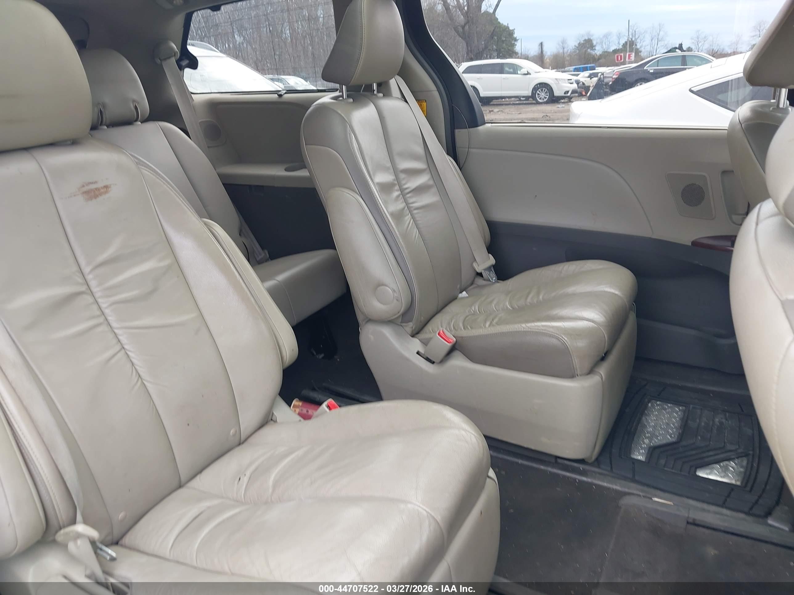 TOYOTA SIENNA image 8
