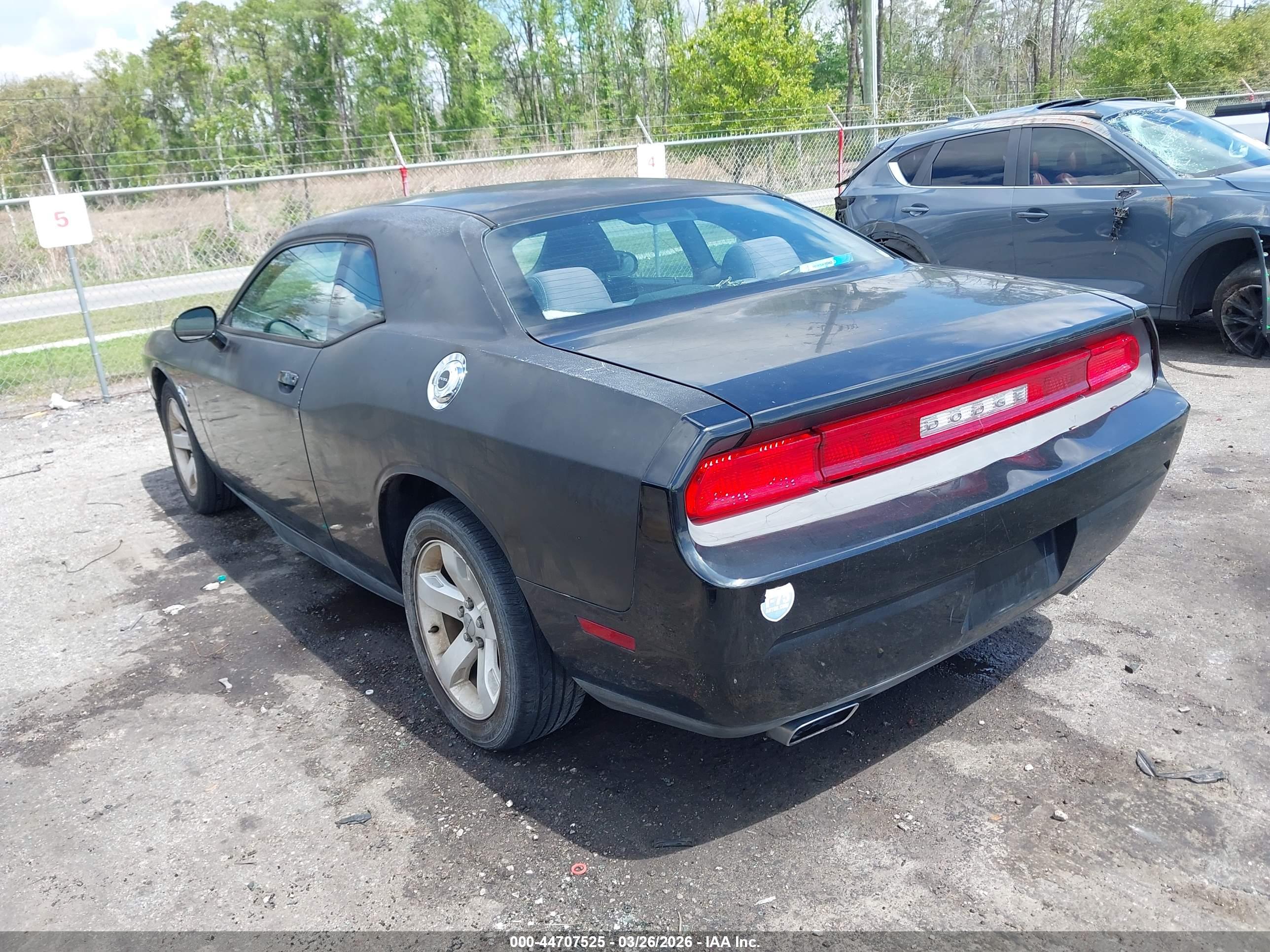 DODGE CHALLENGER image 3