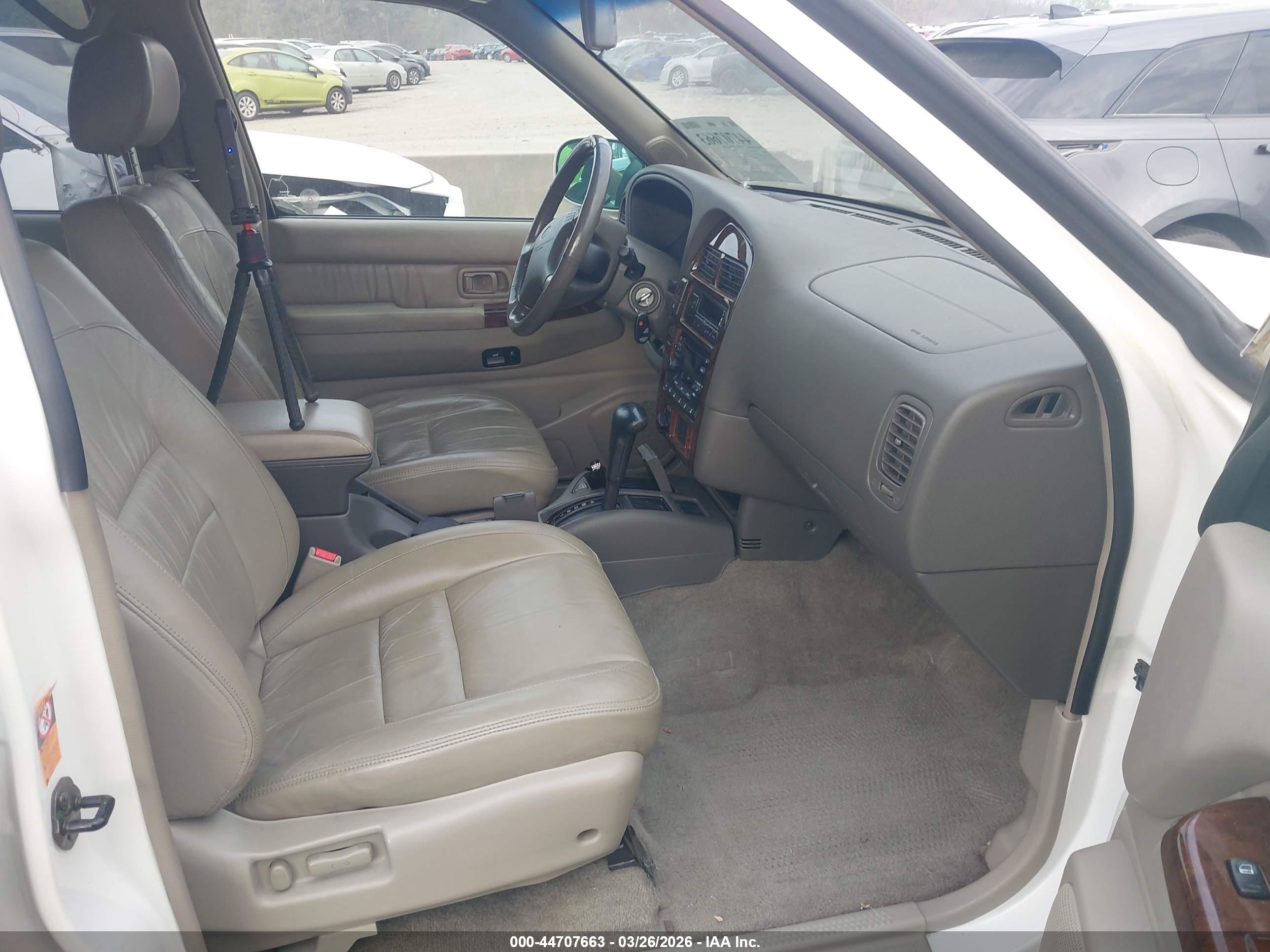 INFINITI QX4 image 5